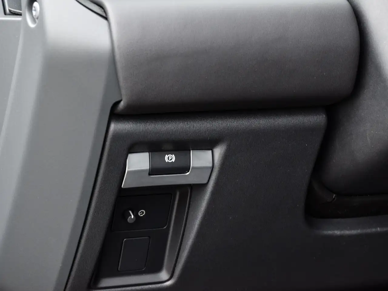 Land Rover Defender - Image 24