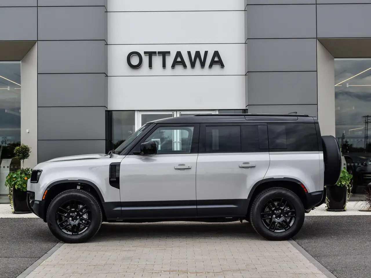Land Rover Defender - Image 3