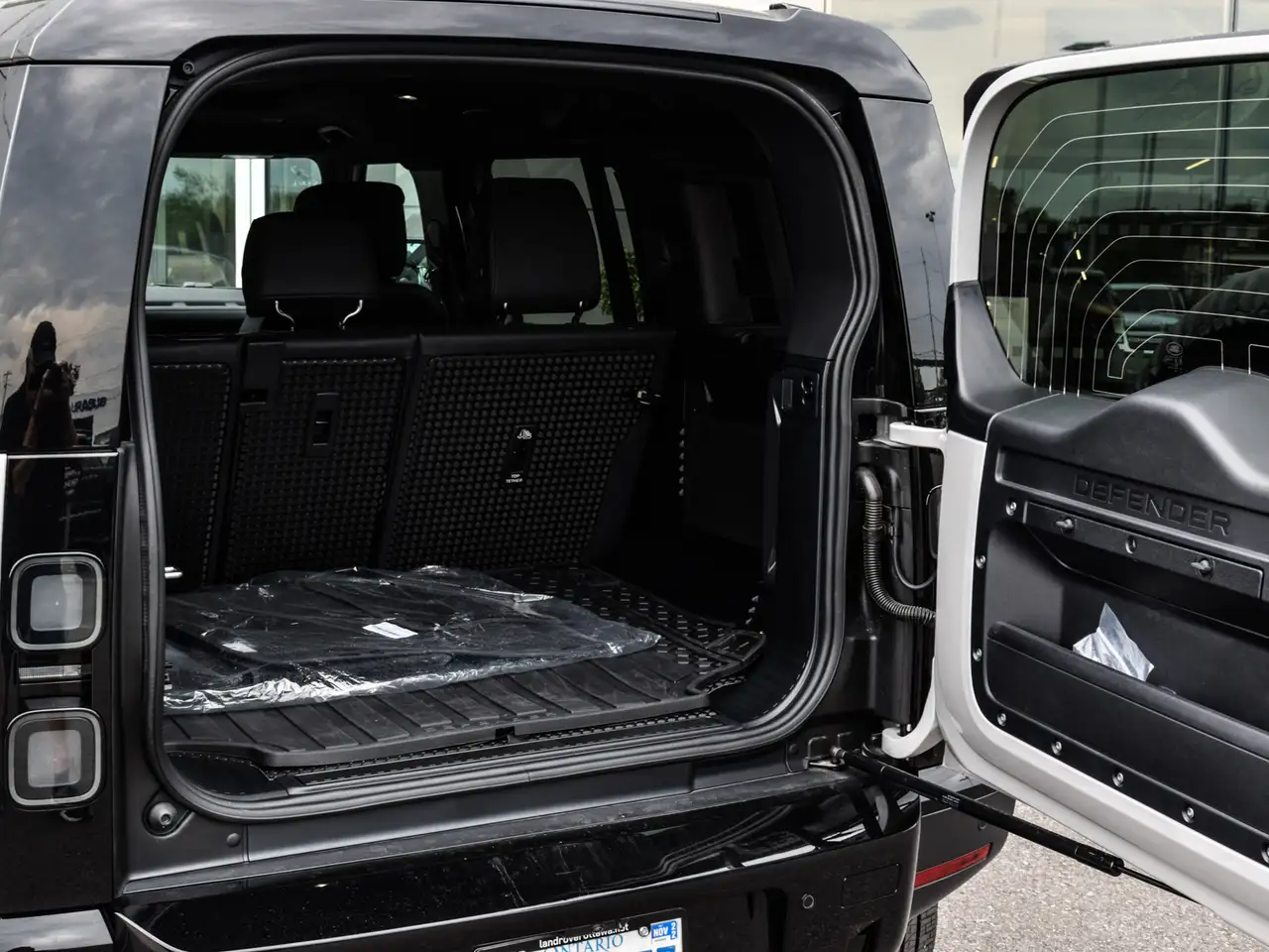 Land Rover Defender - Image 29