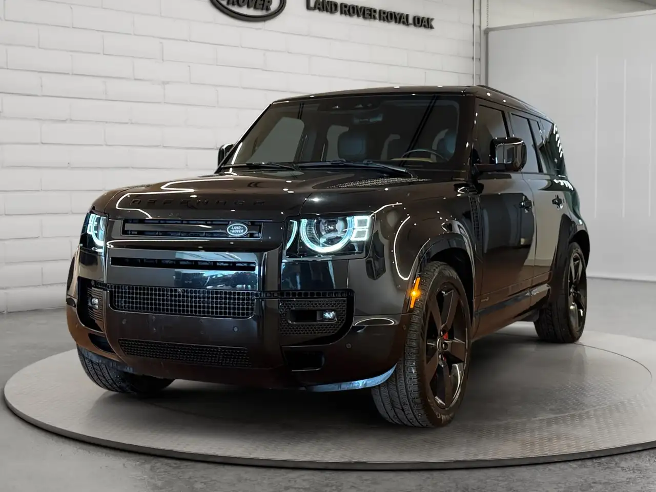 Land Rover Defender - Image 1