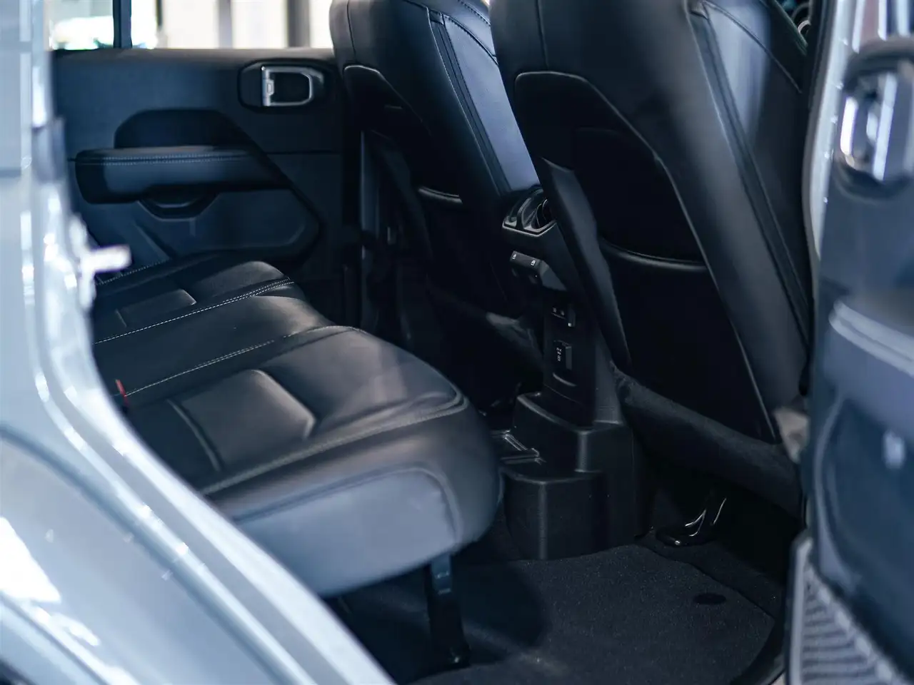 Jeep Wrangler - Image 16