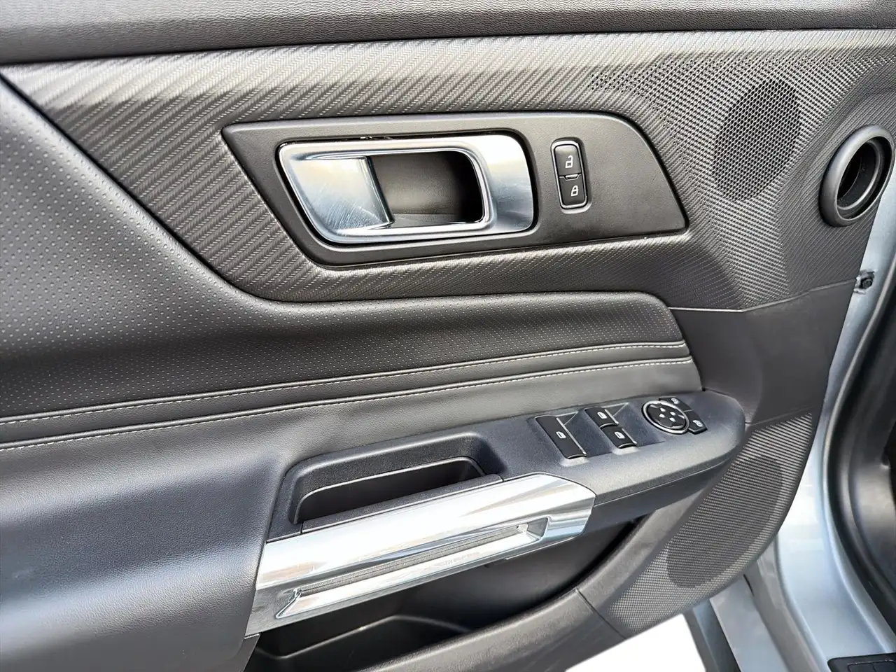 Ford Mustang - Image 18