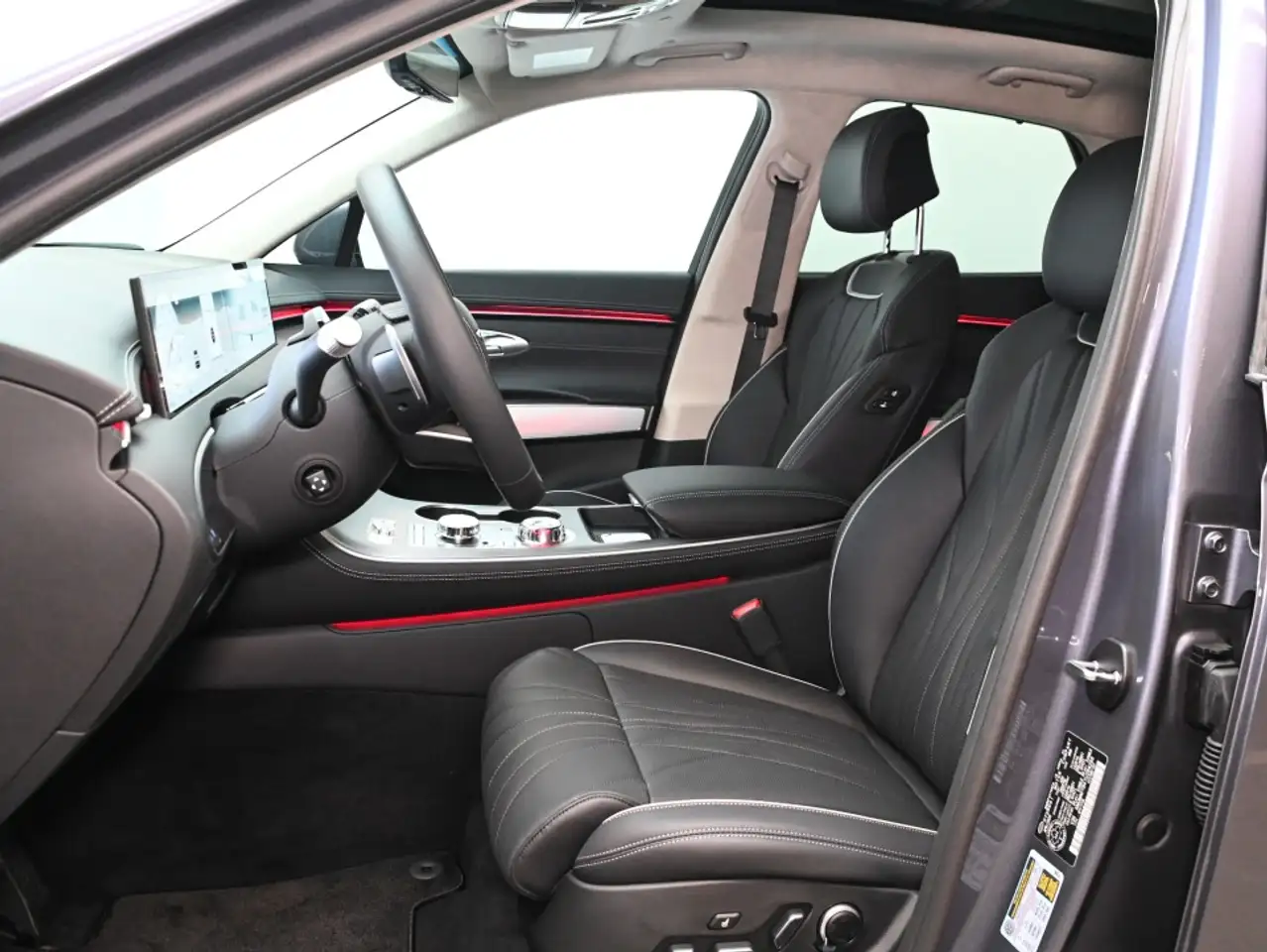 Genesis GV70 - Image 13