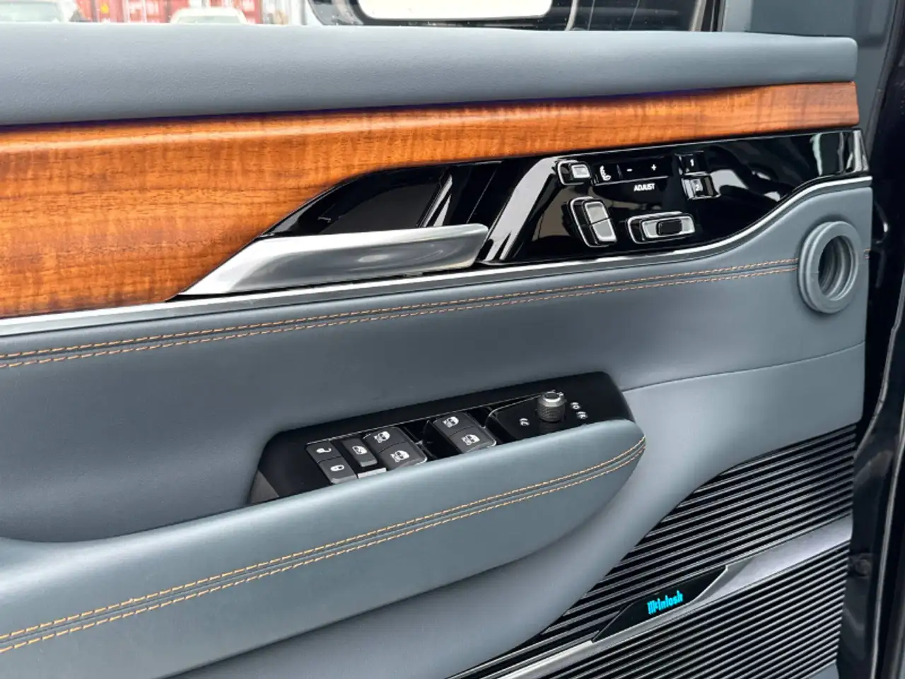 Jeep Grand Wagoneer - Image 16