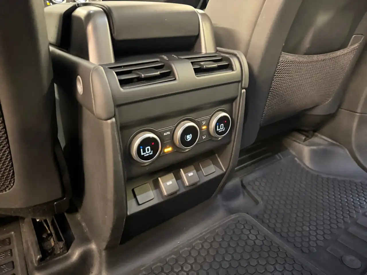 Land Rover Defender - Image 28