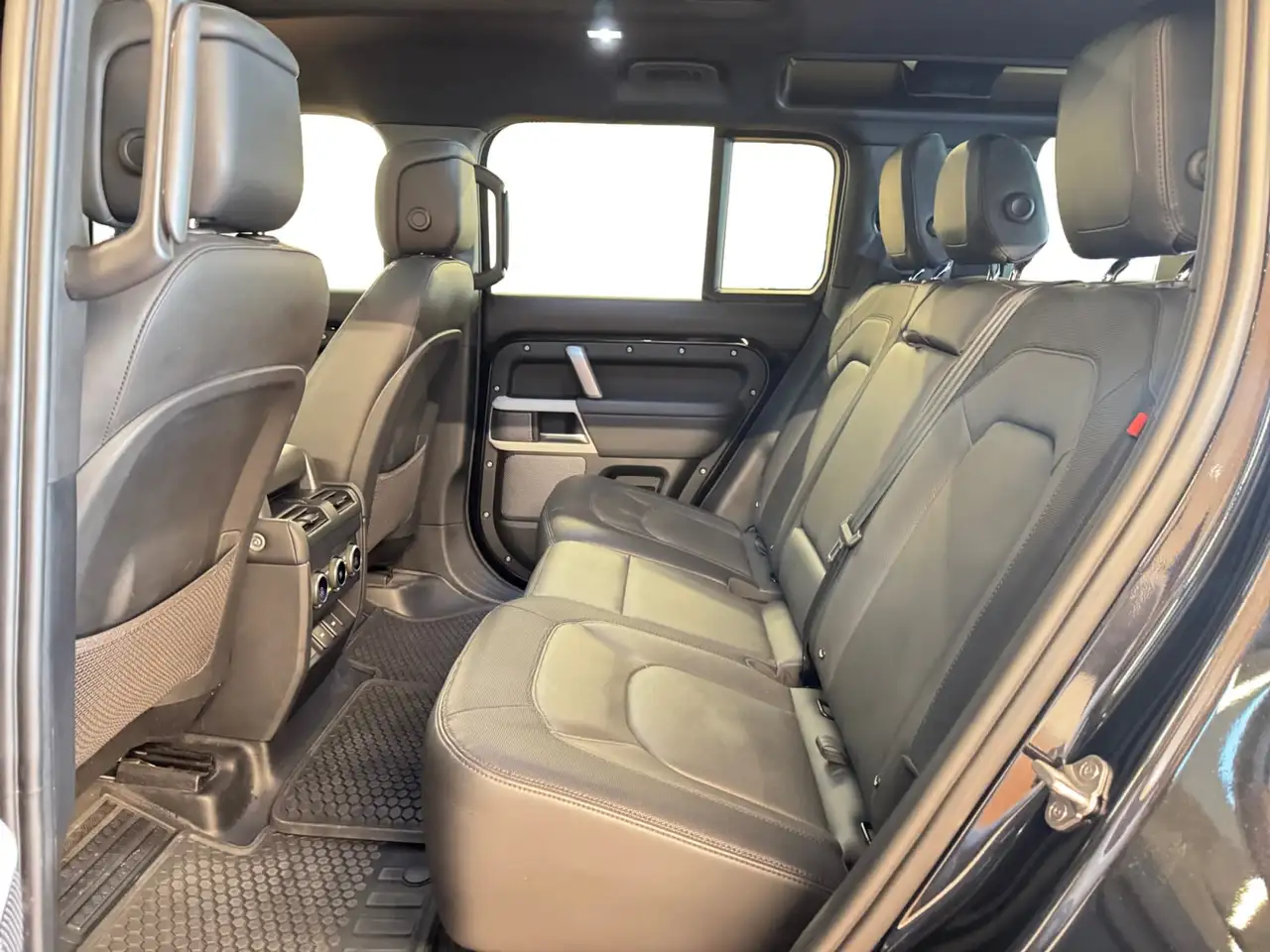 Land Rover Defender - Image 19