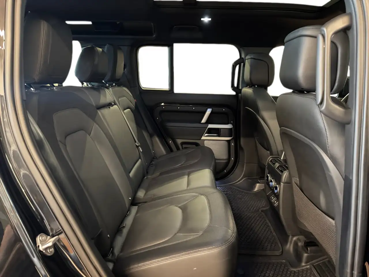 Land Rover Defender - Image 30