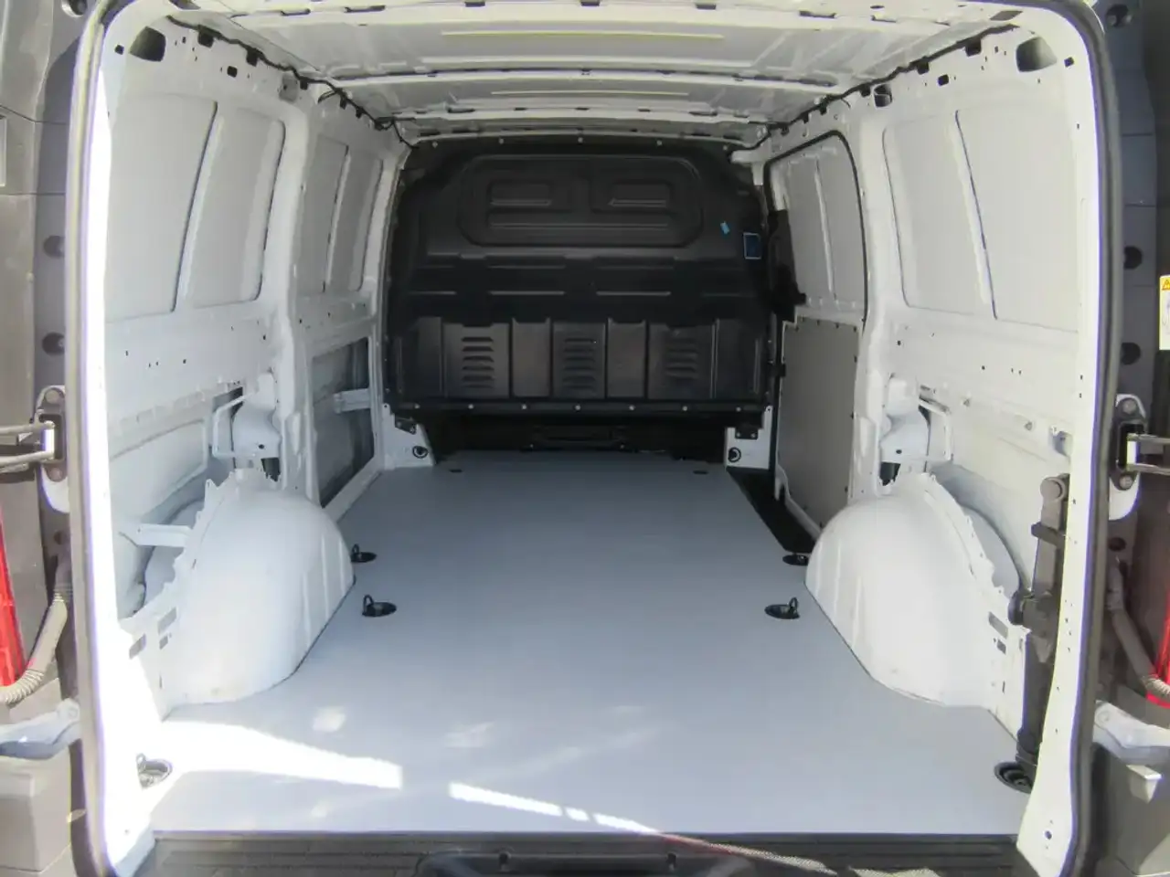 Mercedes-Benz Metris Cargo Van - Image 10
