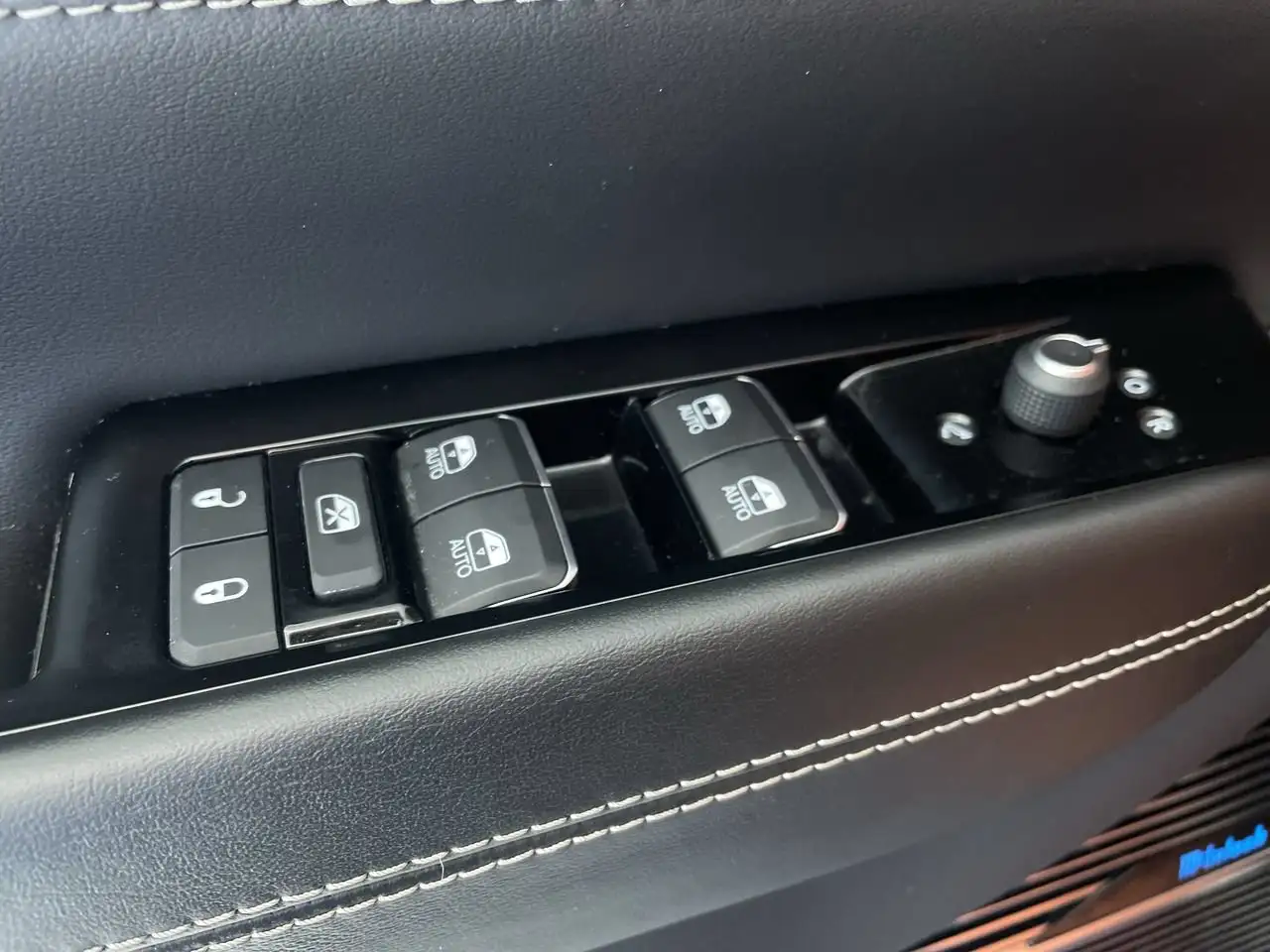 Jeep Grand Wagoneer - Image 14