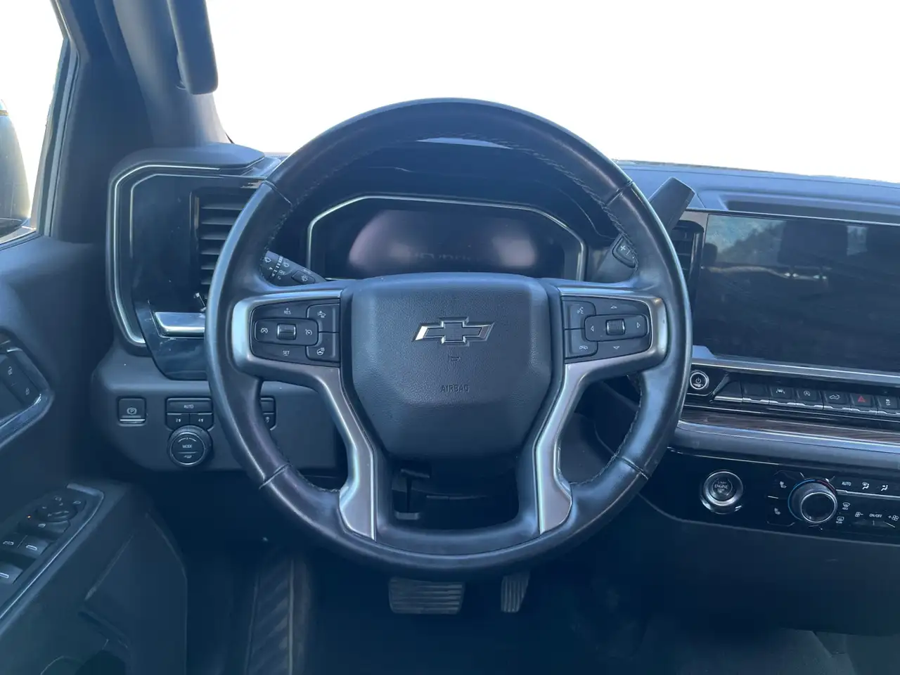 Chevrolet Silverado 1500 - Image 12