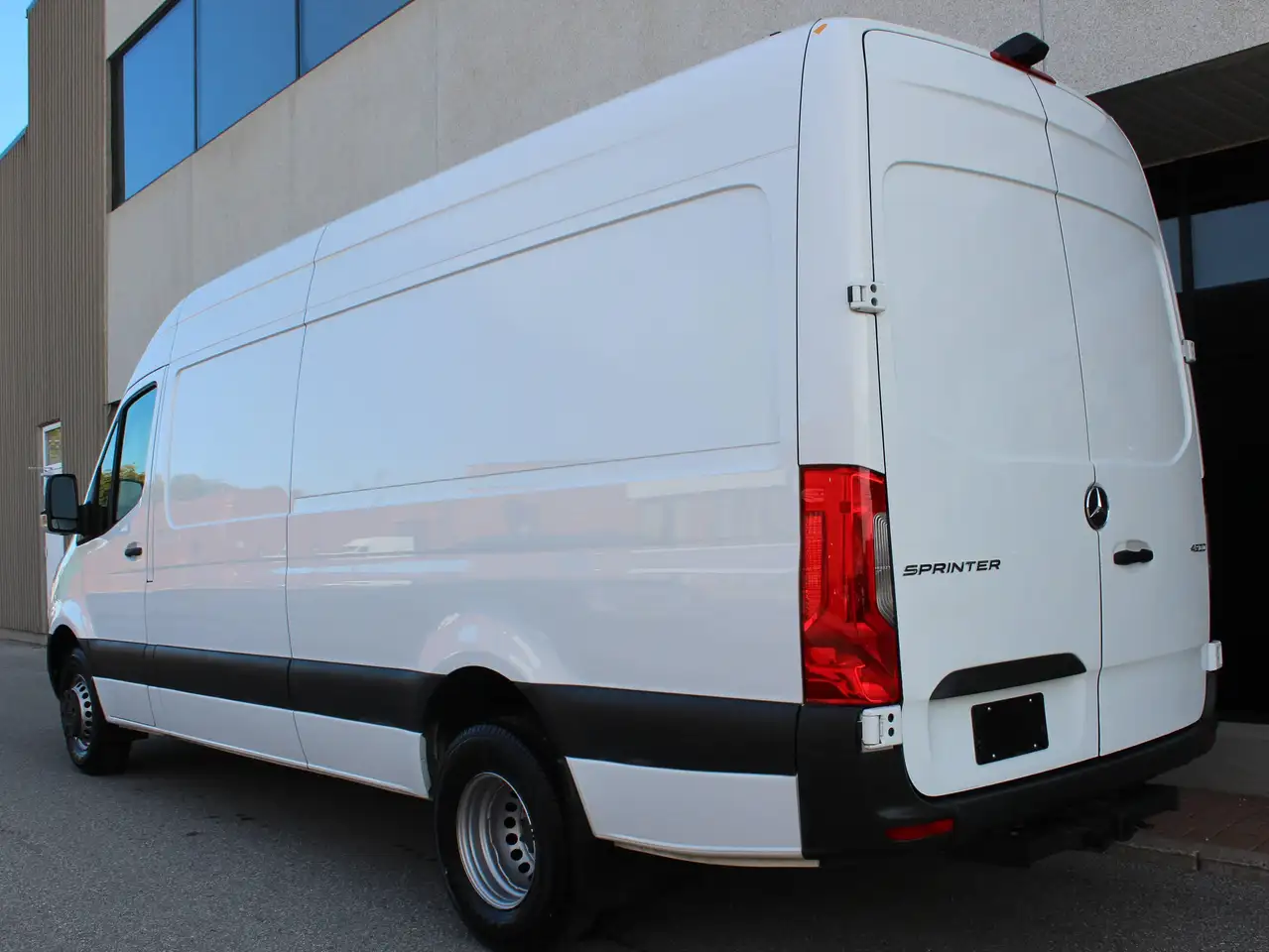 Mercedes-Benz Sprinter - Image 30