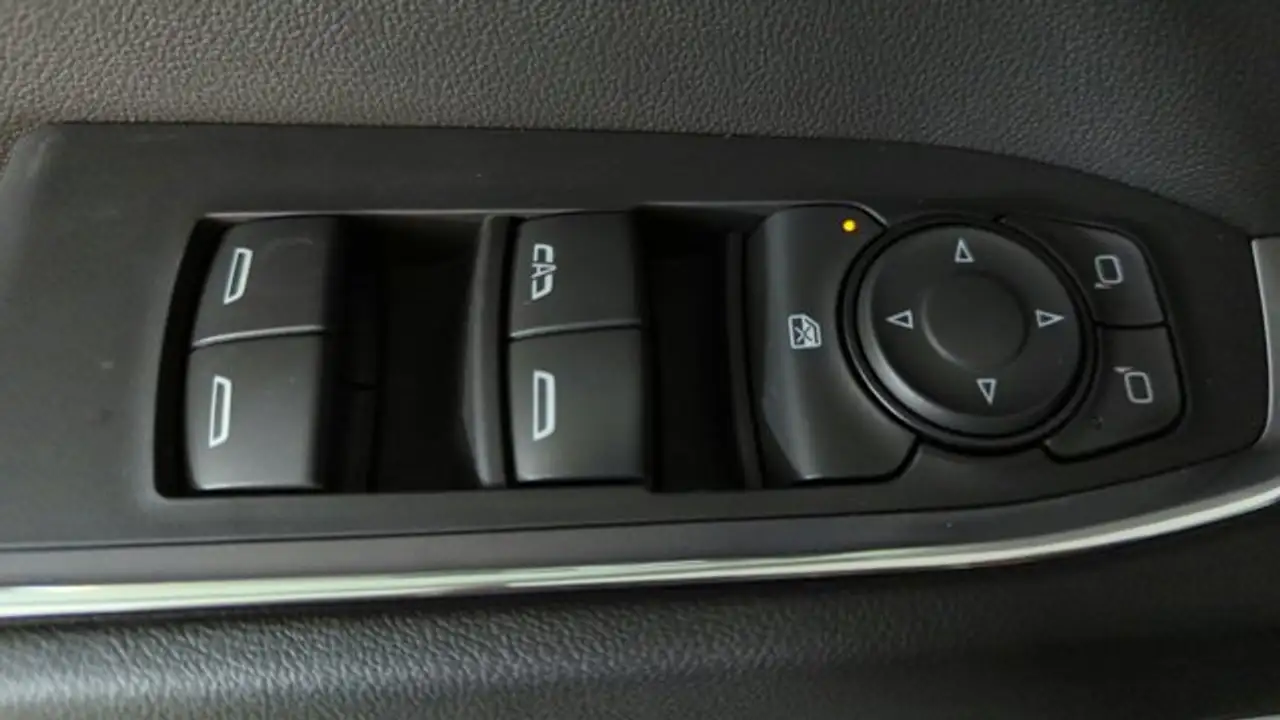 Chevrolet Silverado 1500 - Image 17