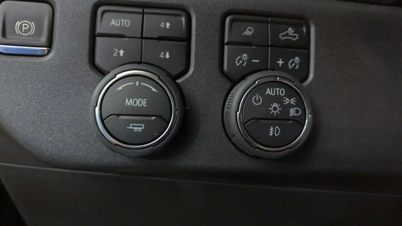 Chevrolet Silverado 1500 - Image 23