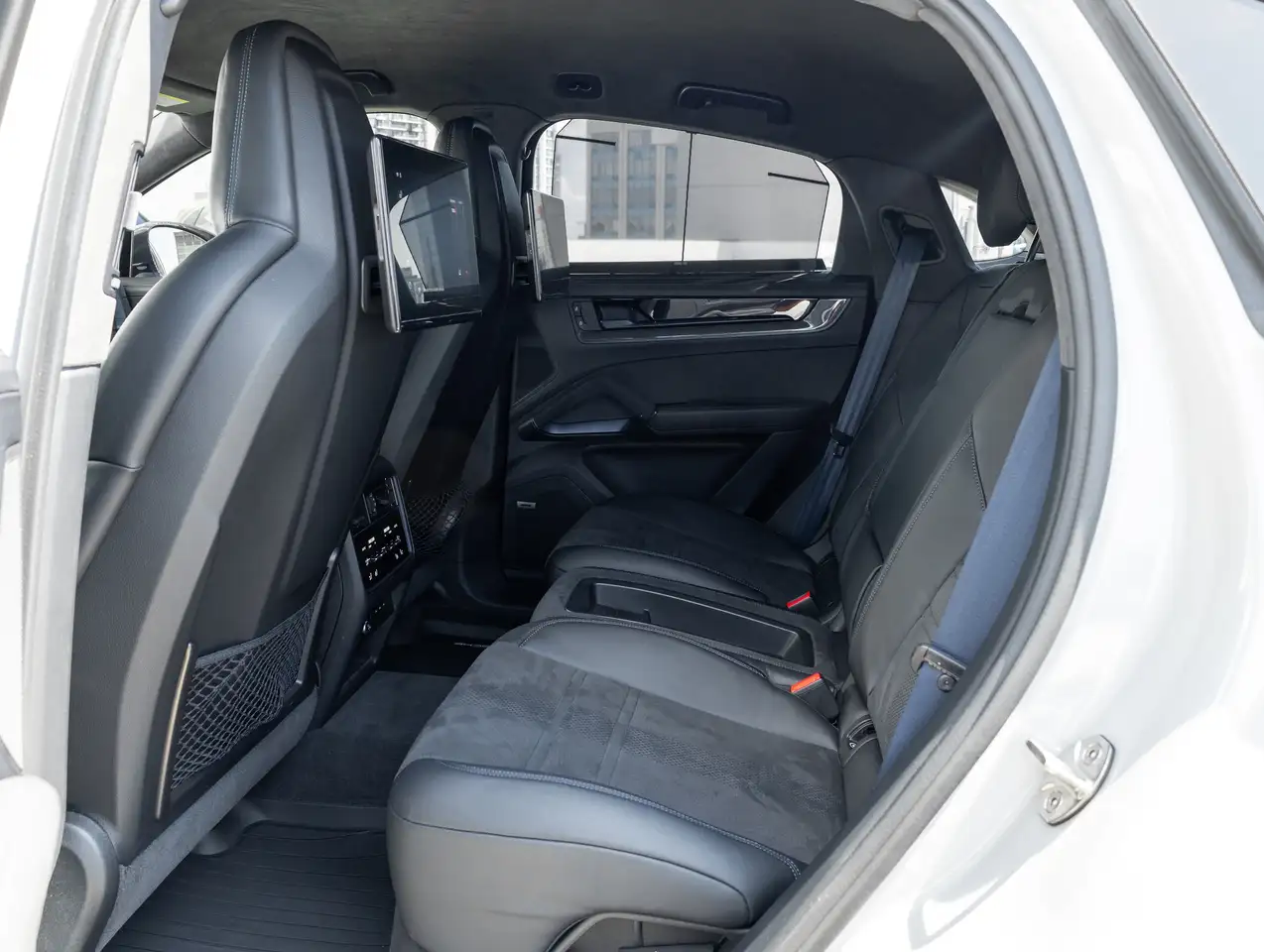 Porsche Cayenne - Image 42