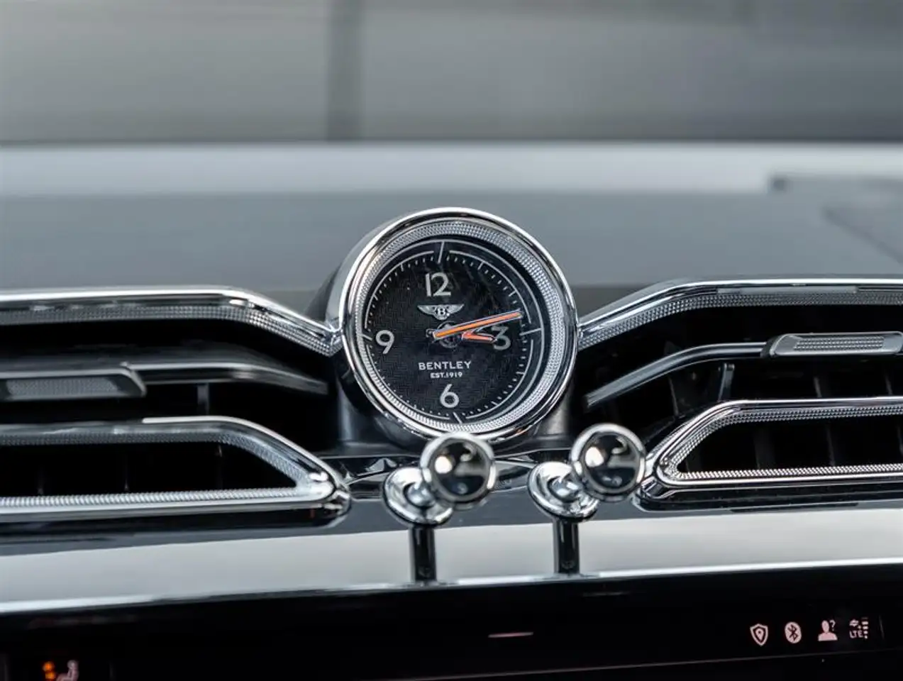 Bentley Bentayga - Image 29