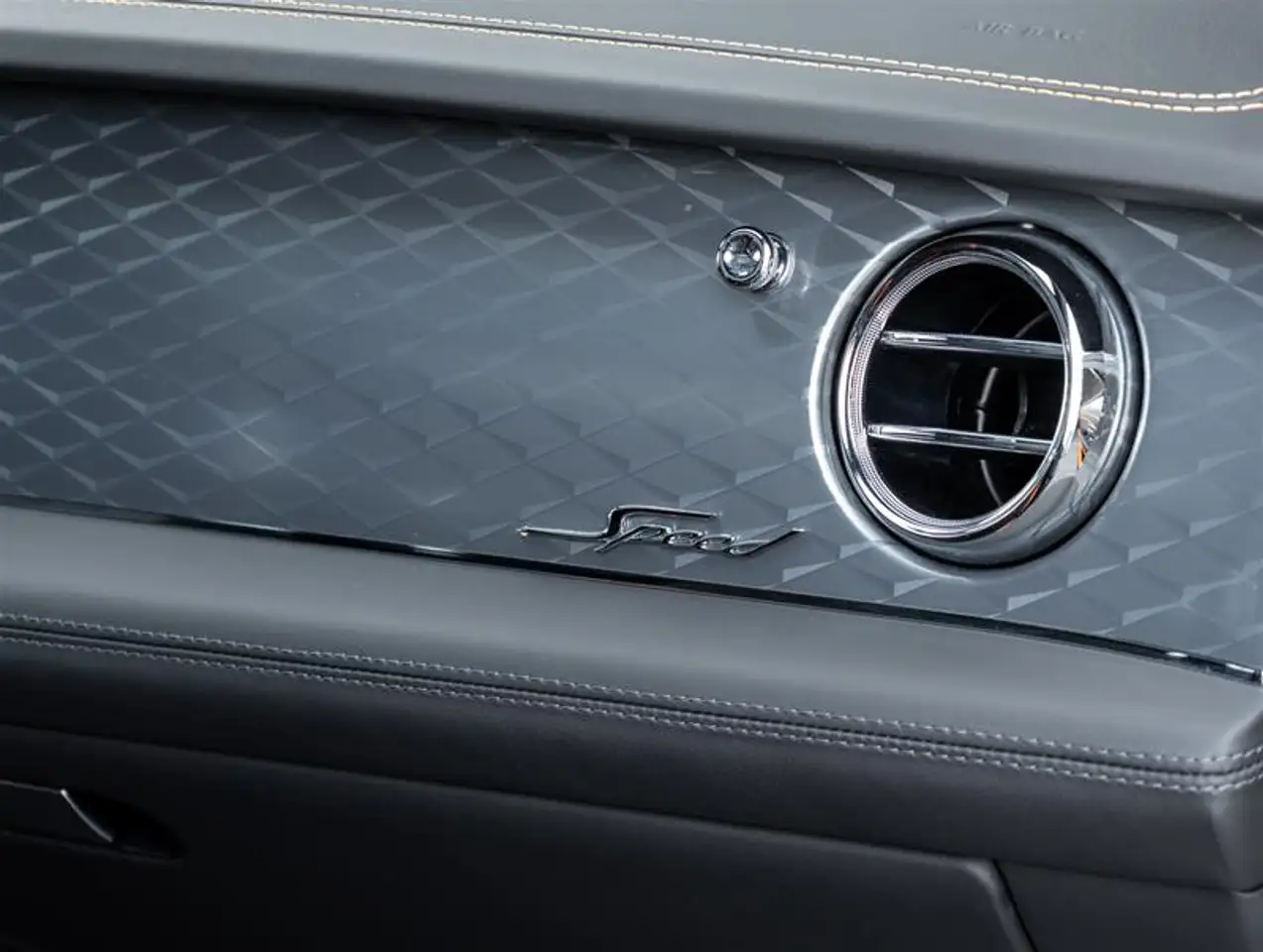 Bentley Bentayga - Image 32