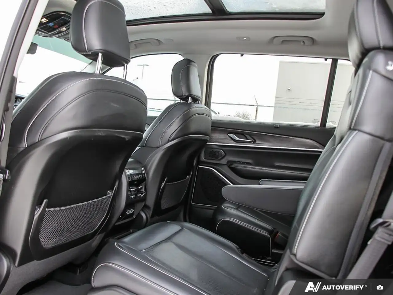 Jeep Grand Cherokee - Image 24