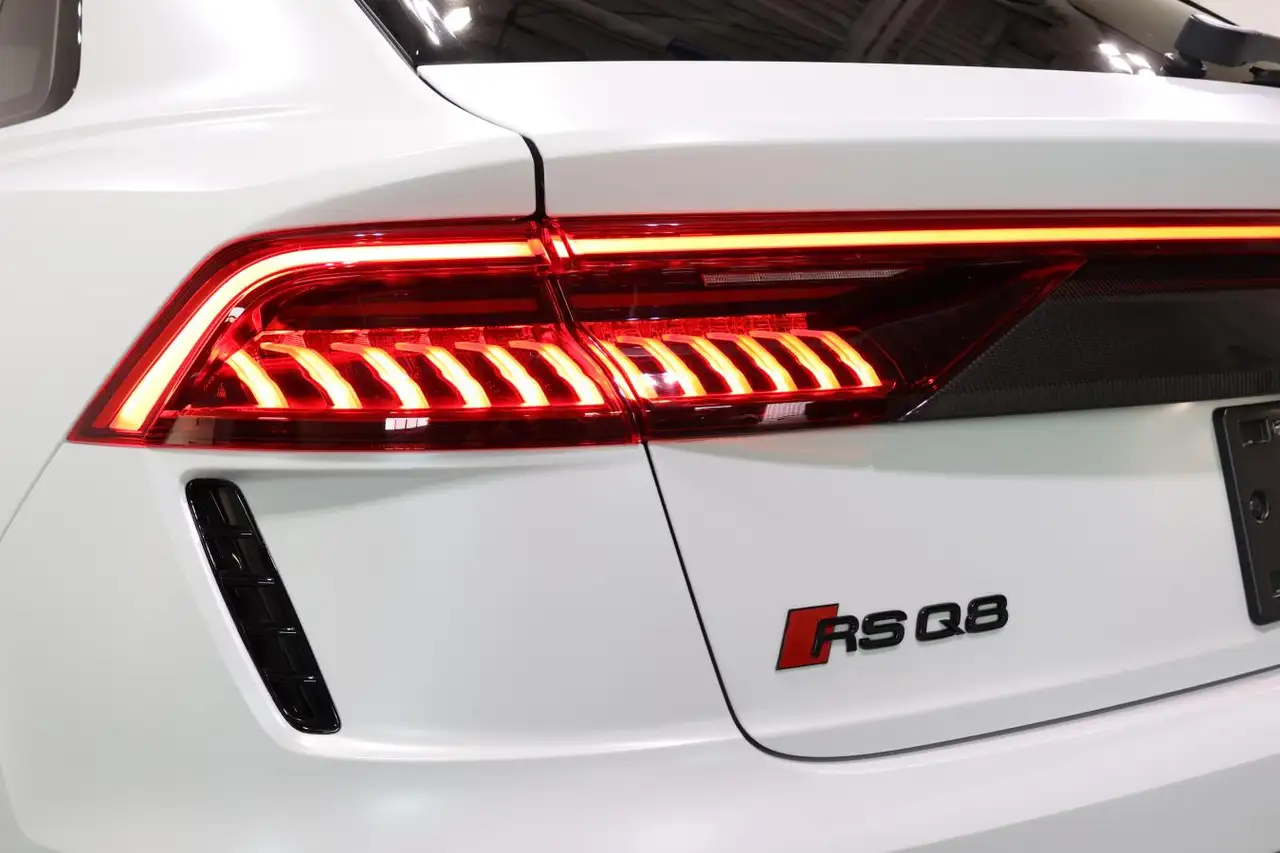 Audi RS Q8 - Image 13