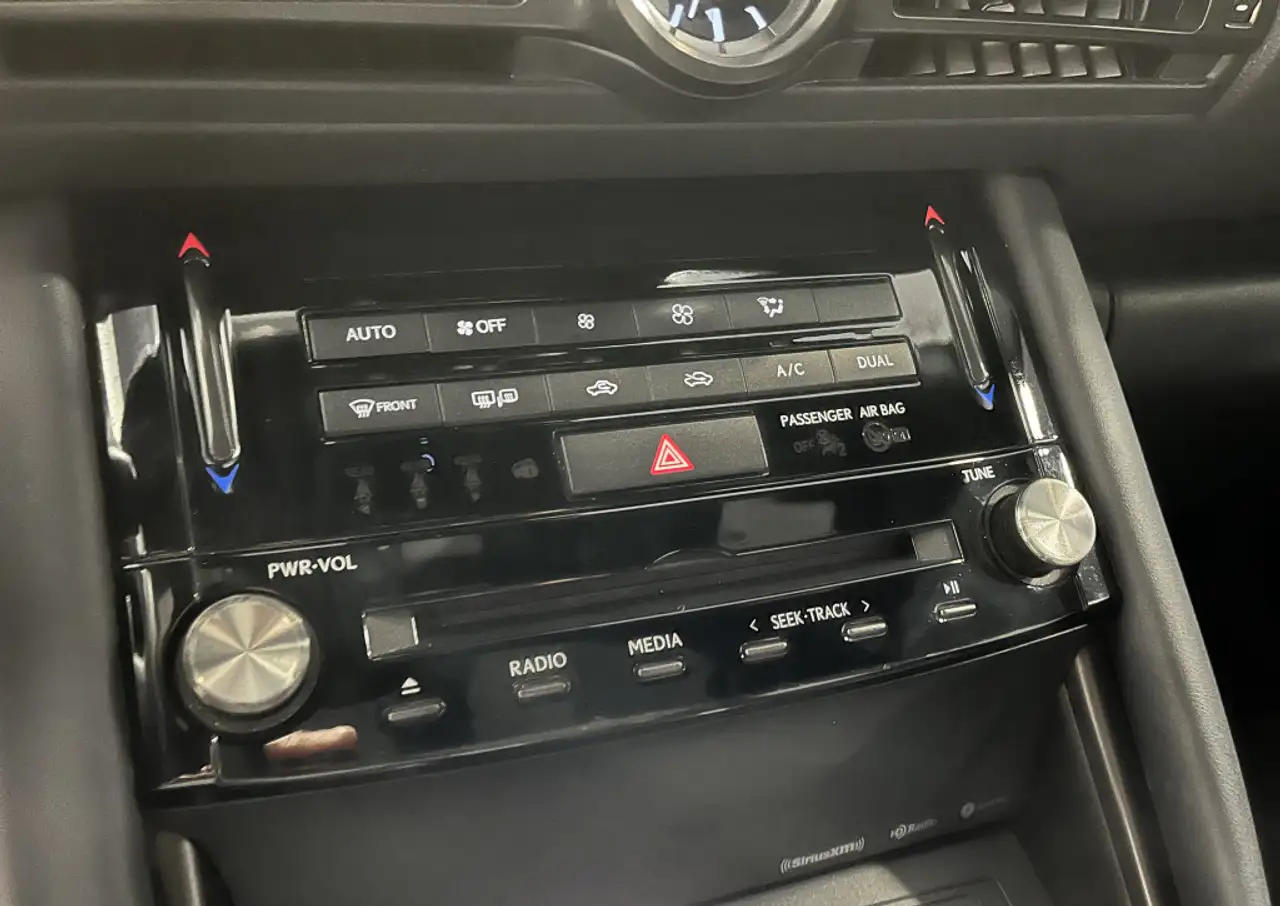 Lexus IS 300 - Image 20