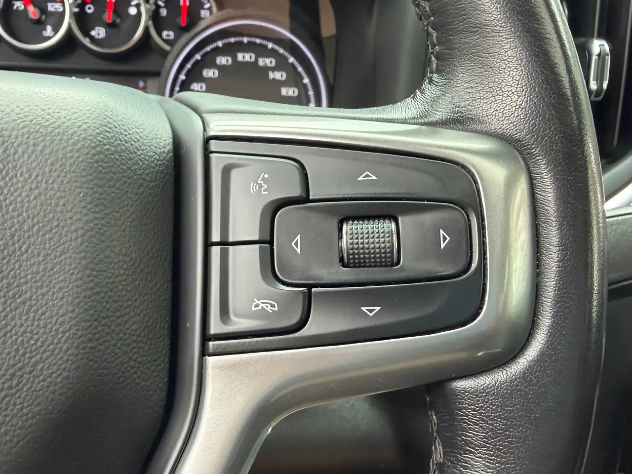 Chevrolet Silverado 1500 - Image 18