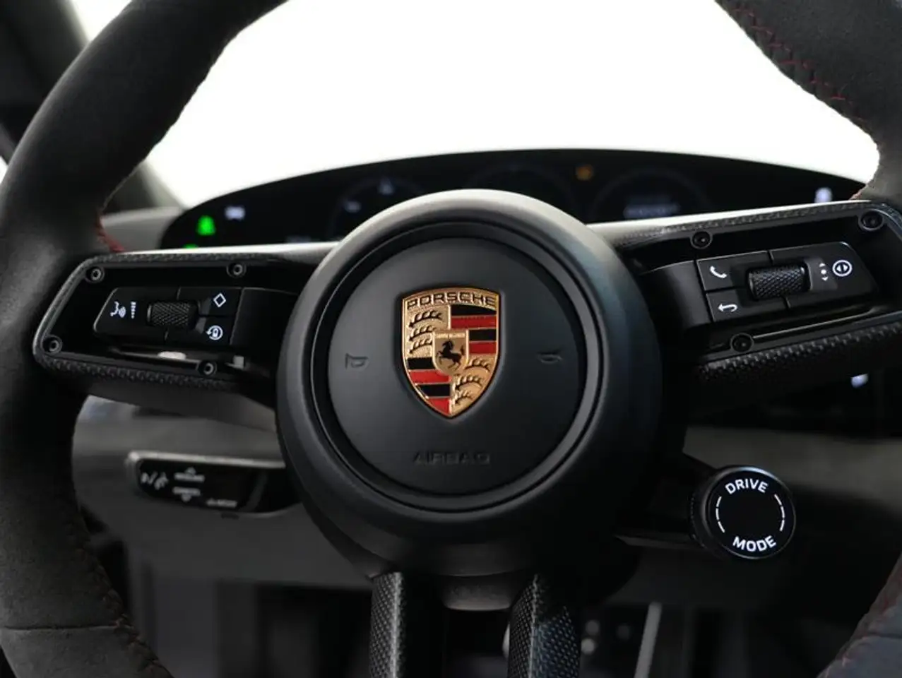 Porsche Taycan - Image 18