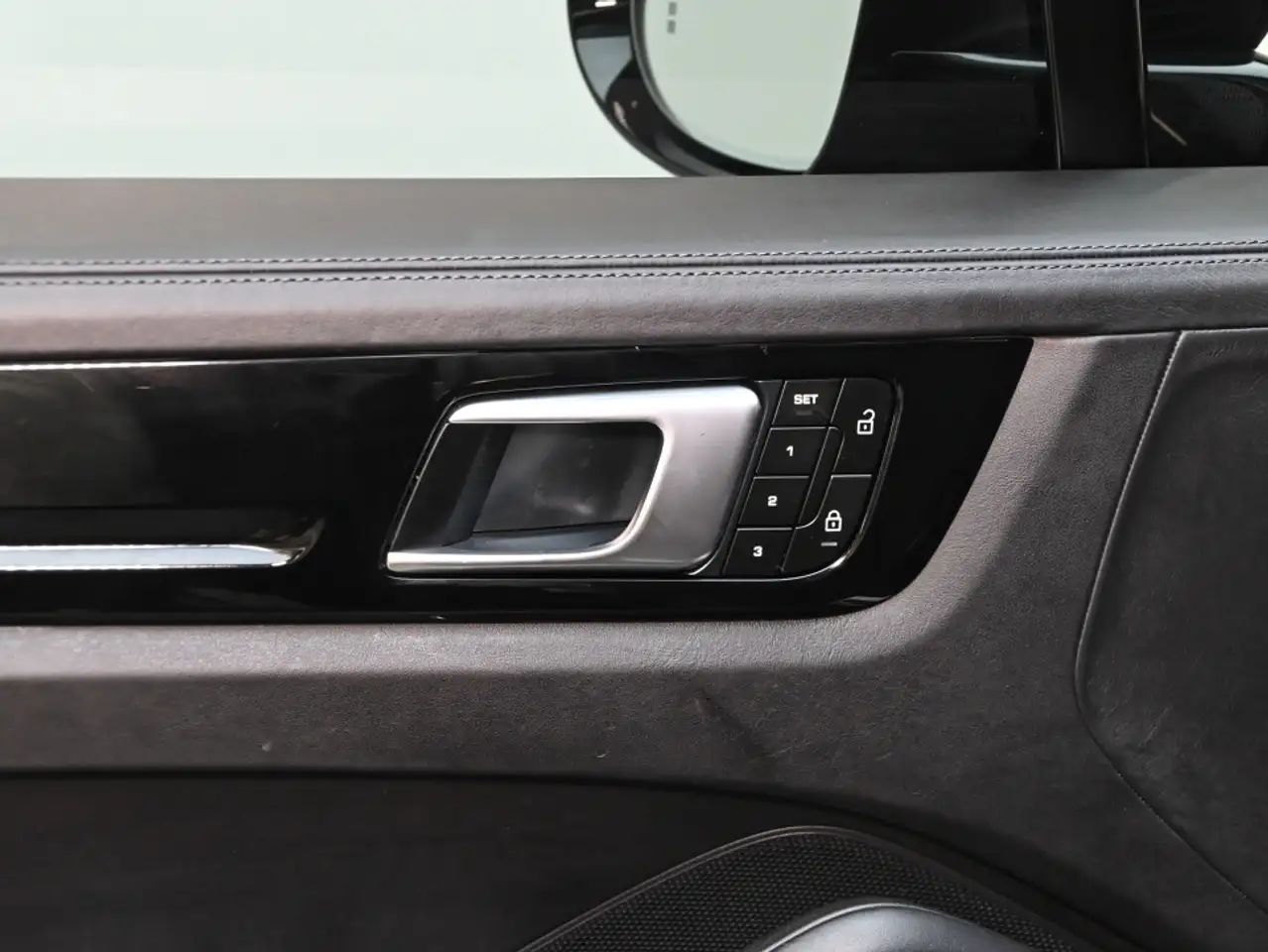 Porsche Cayenne - Image 34