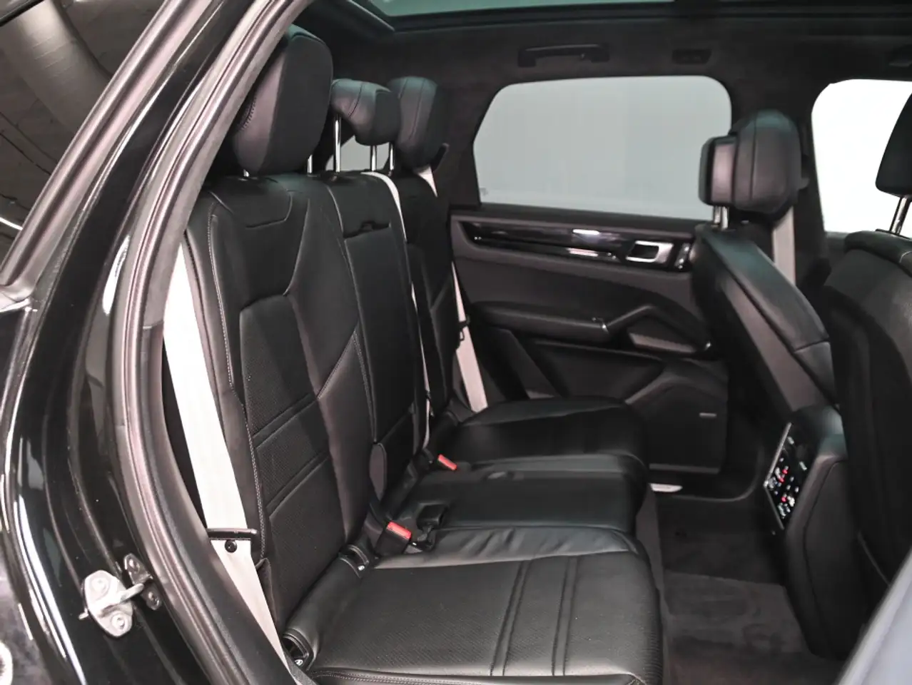 Porsche Cayenne - Image 19