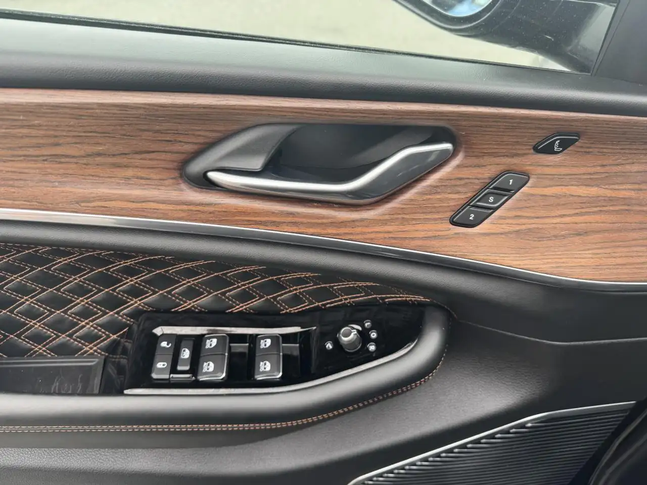 Jeep Grand Cherokee - Image 16