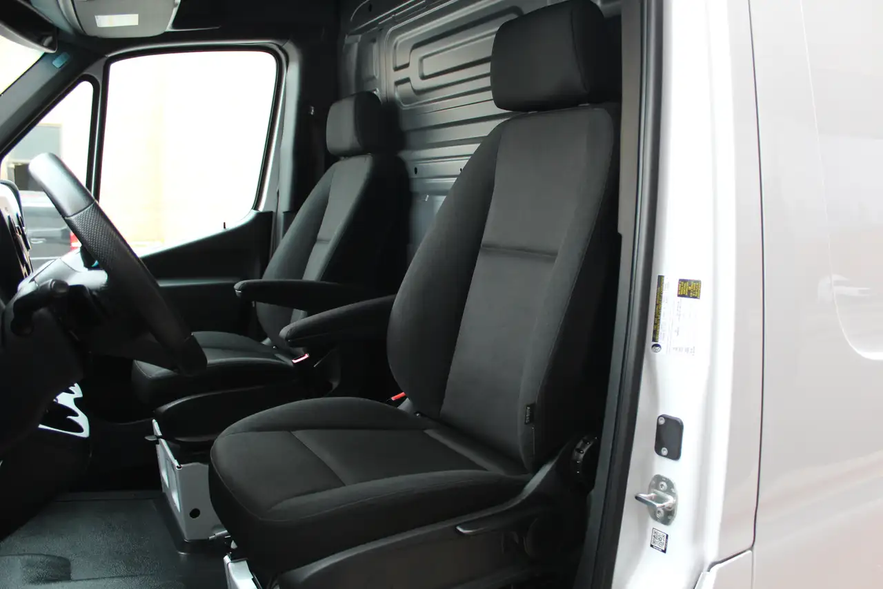 Mercedes-Benz Sprinter - Image 25