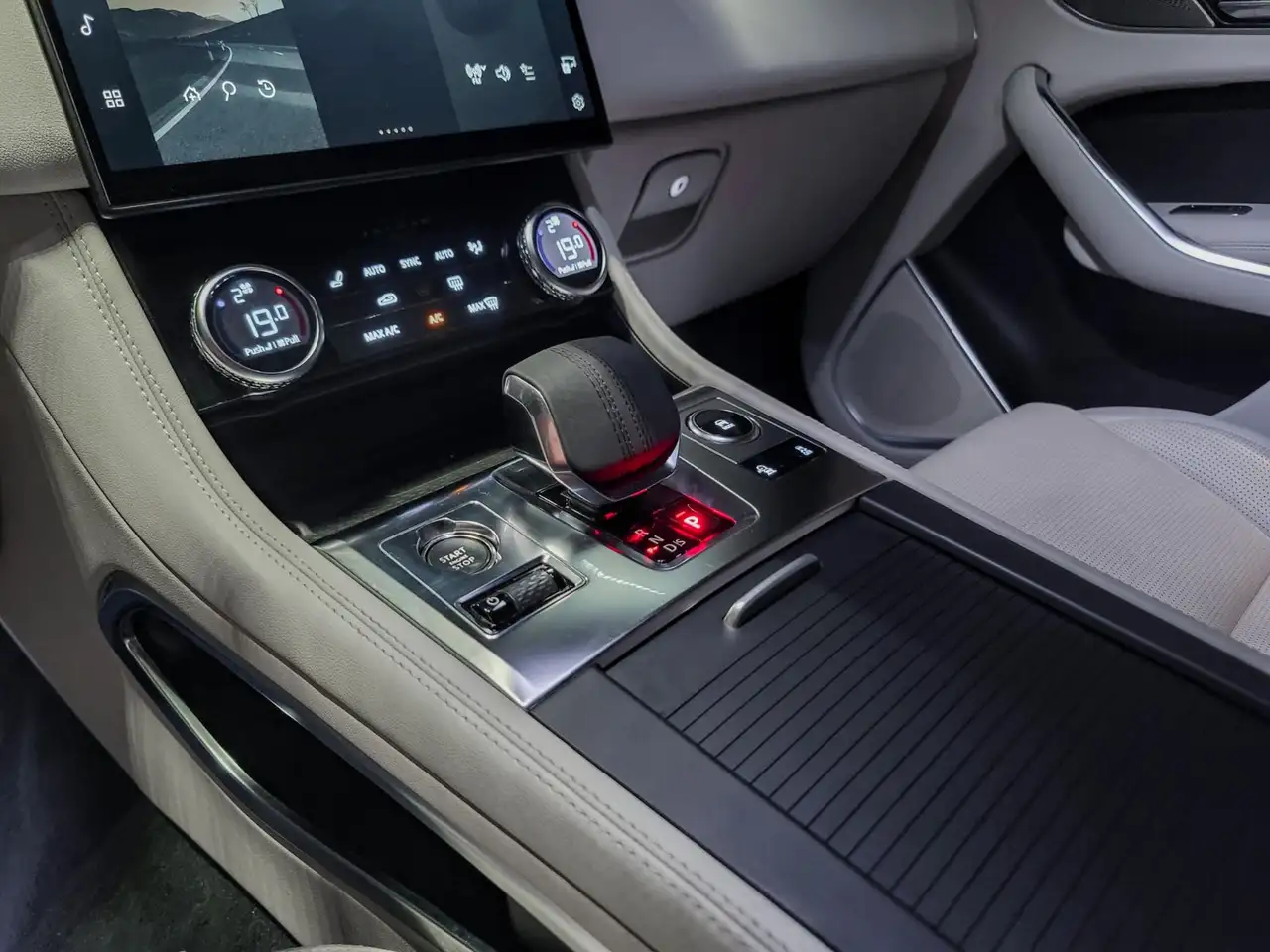 Jaguar F-Pace - Image 14