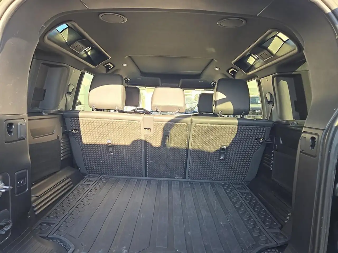 Land Rover Defender - Image 11