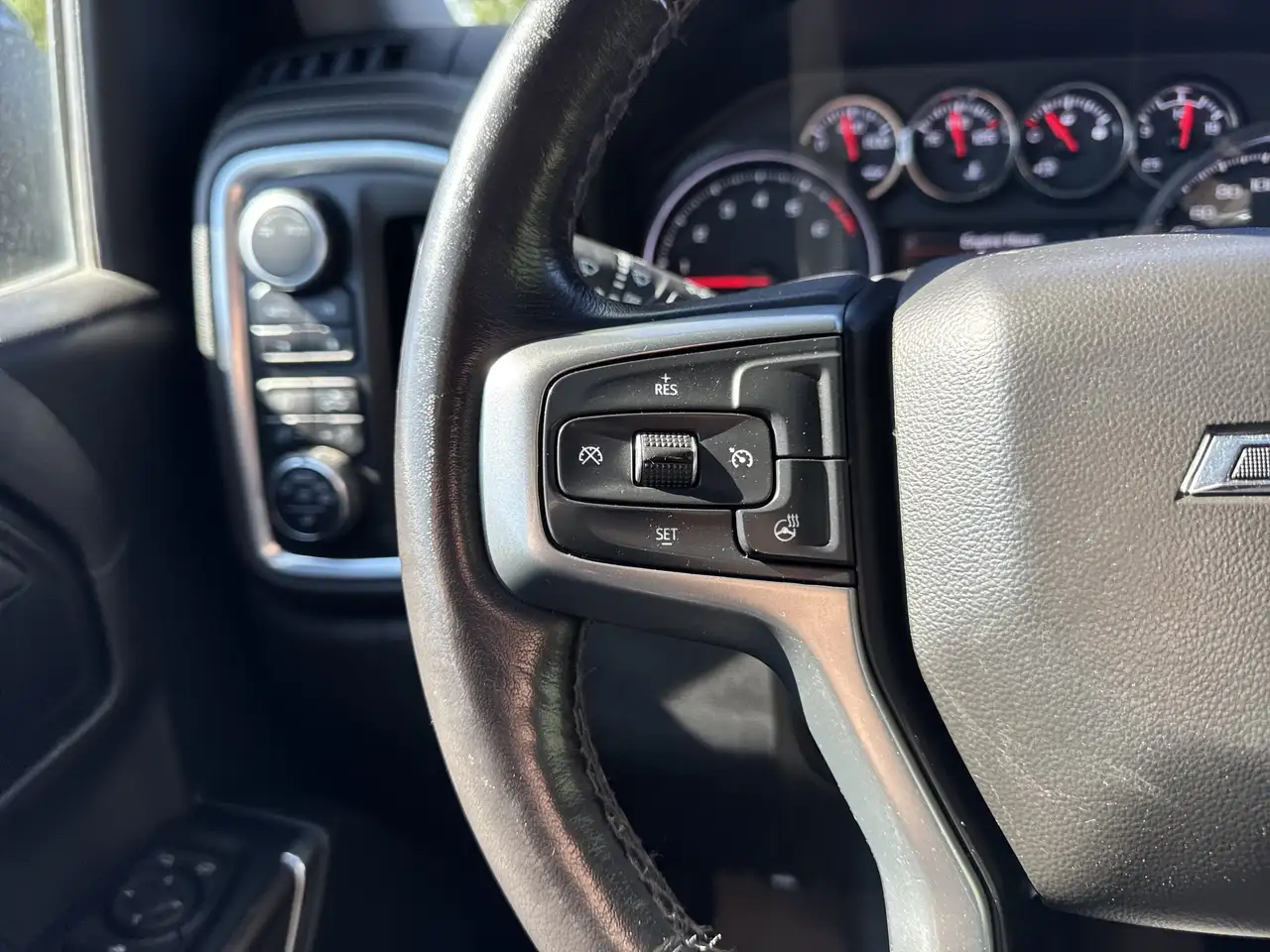 Chevrolet Silverado 1500 - Image 9