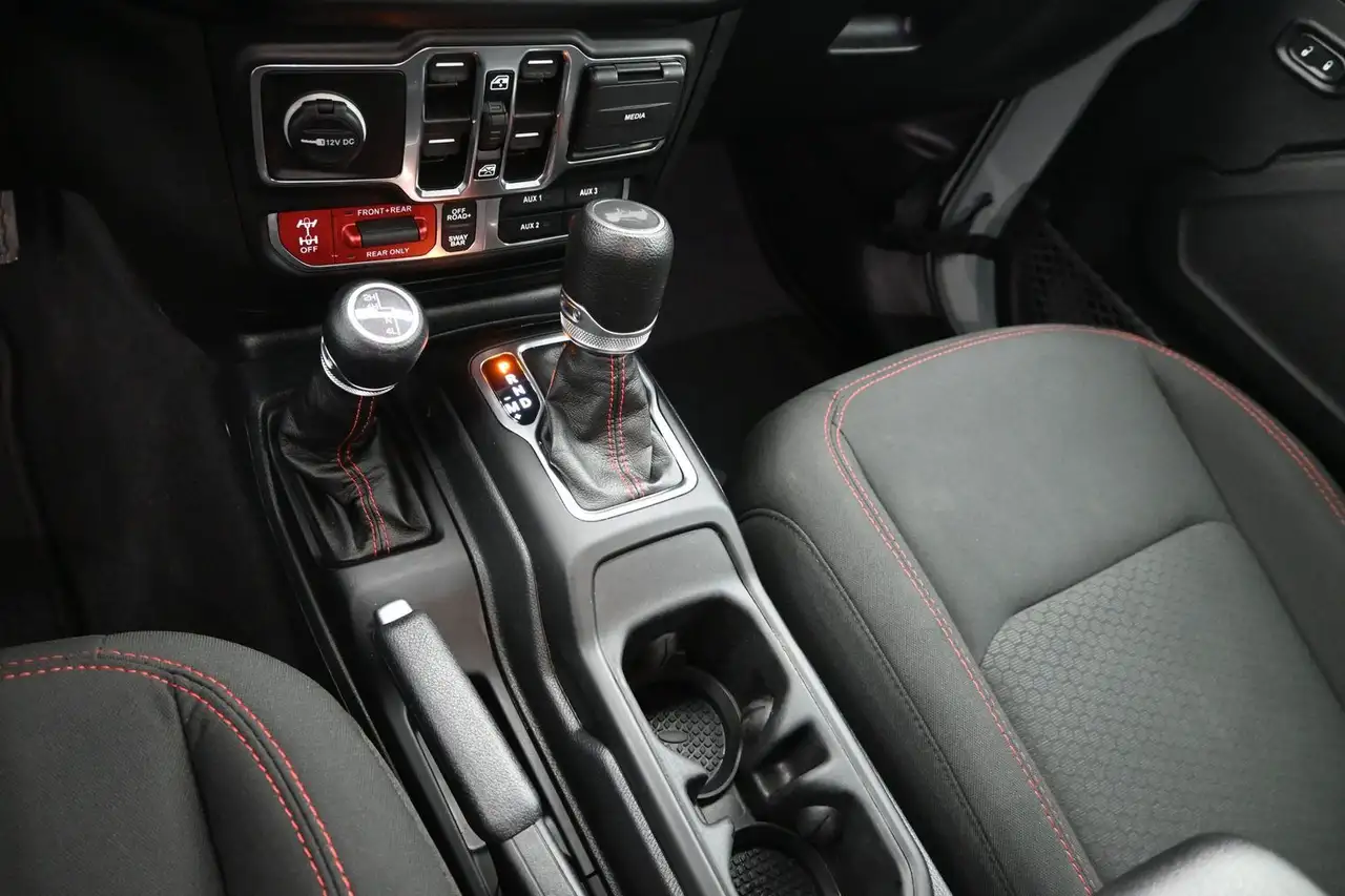 Jeep Wrangler - Image 11