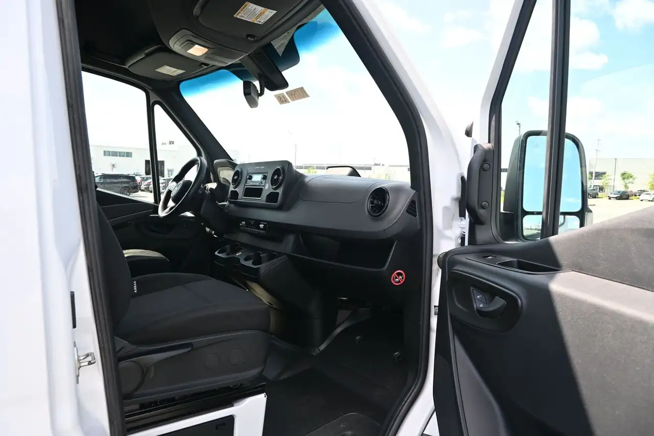 Mercedes-Benz Sprinter - Image 29