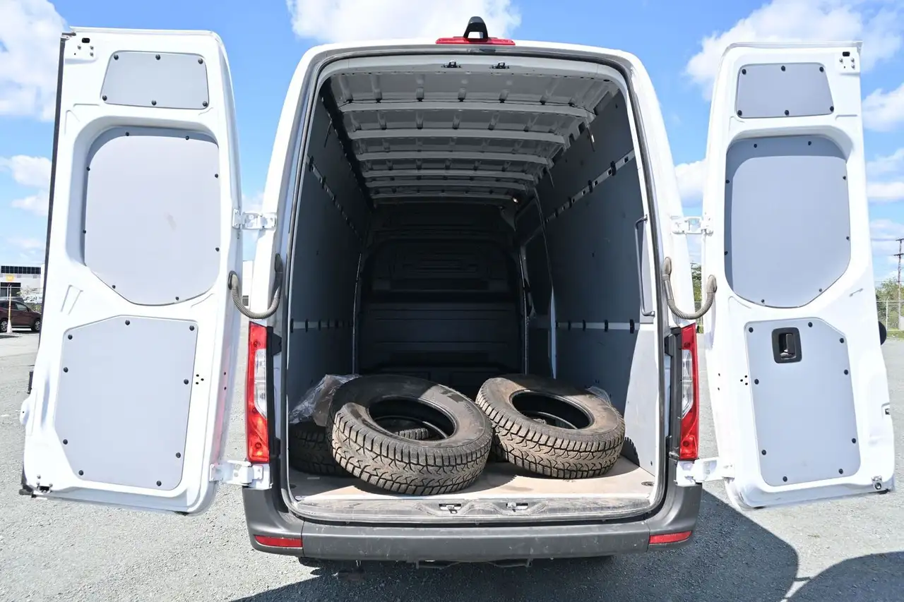 Mercedes-Benz Sprinter - Image 25