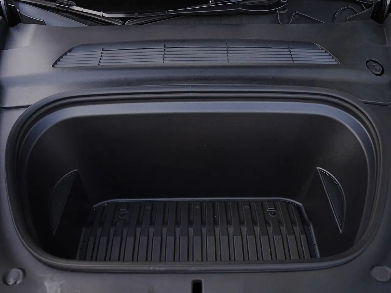 Tesla Model Y - Image 35