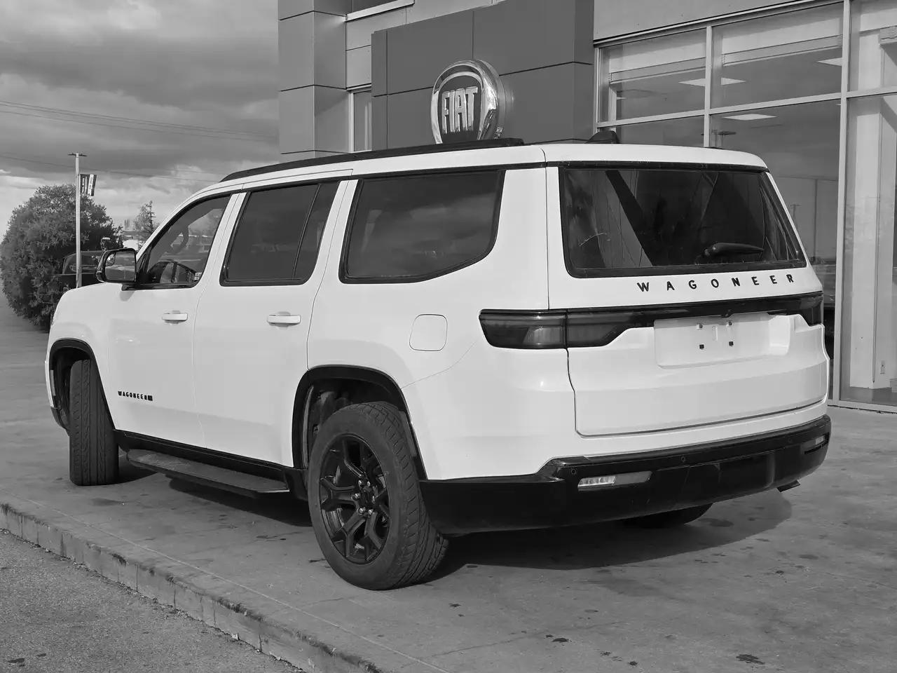 Jeep Wagoneer - Image 4