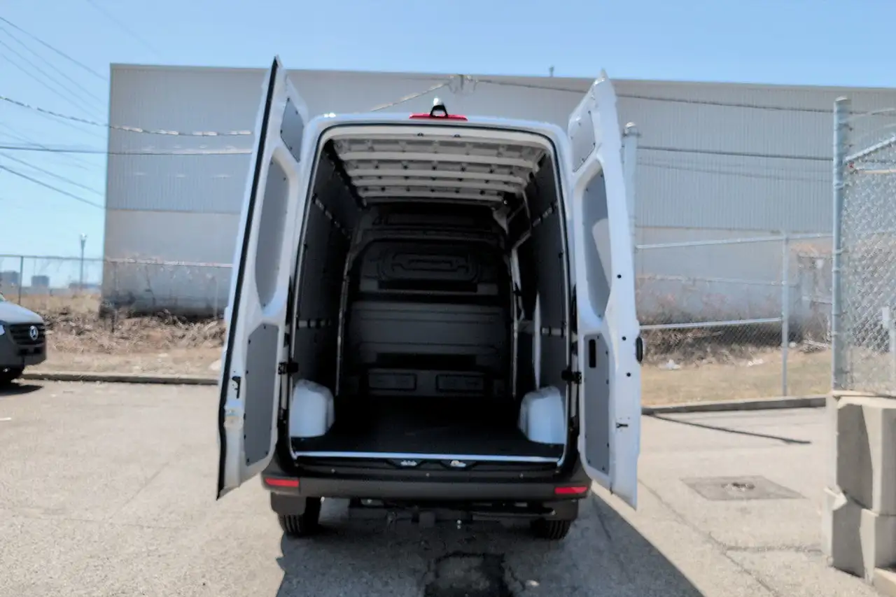Mercedes-Benz Sprinter 2500 - Image 15