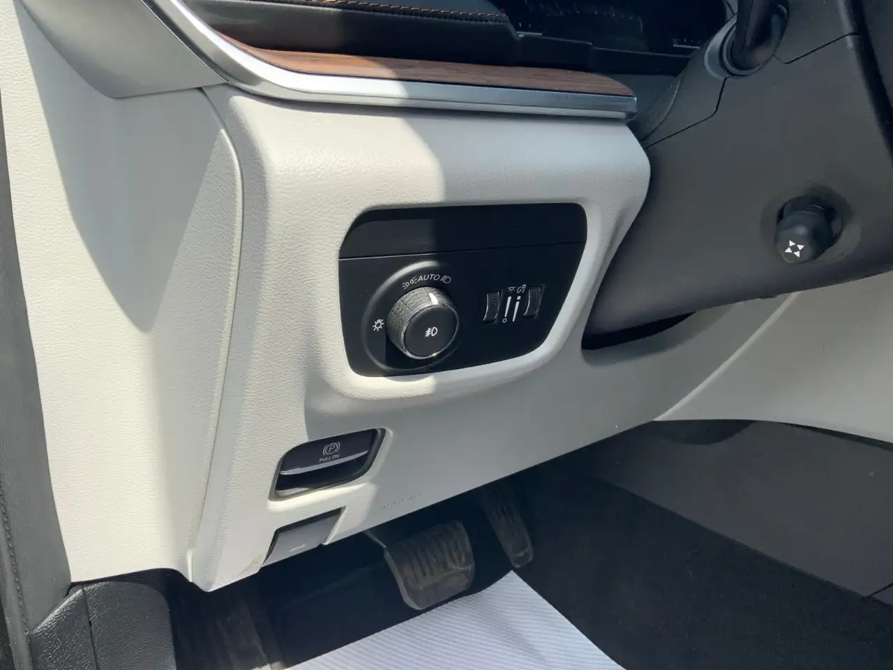 Jeep Grand Cherokee - Image 11