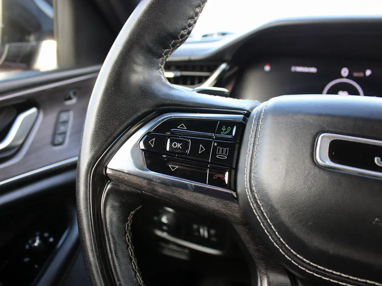Jeep Grand Cherokee - Image 24