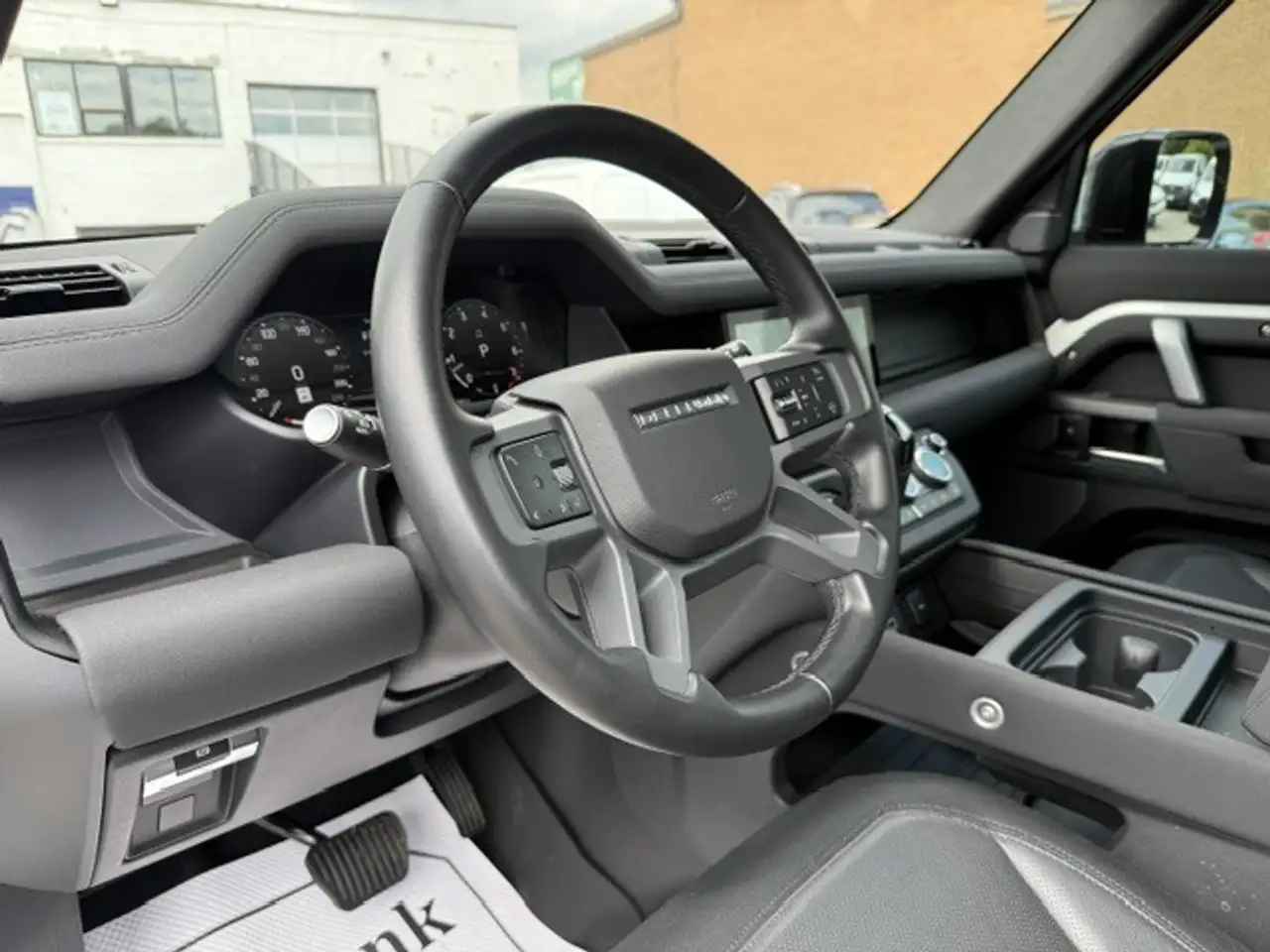 Land Rover Defender - Image 8