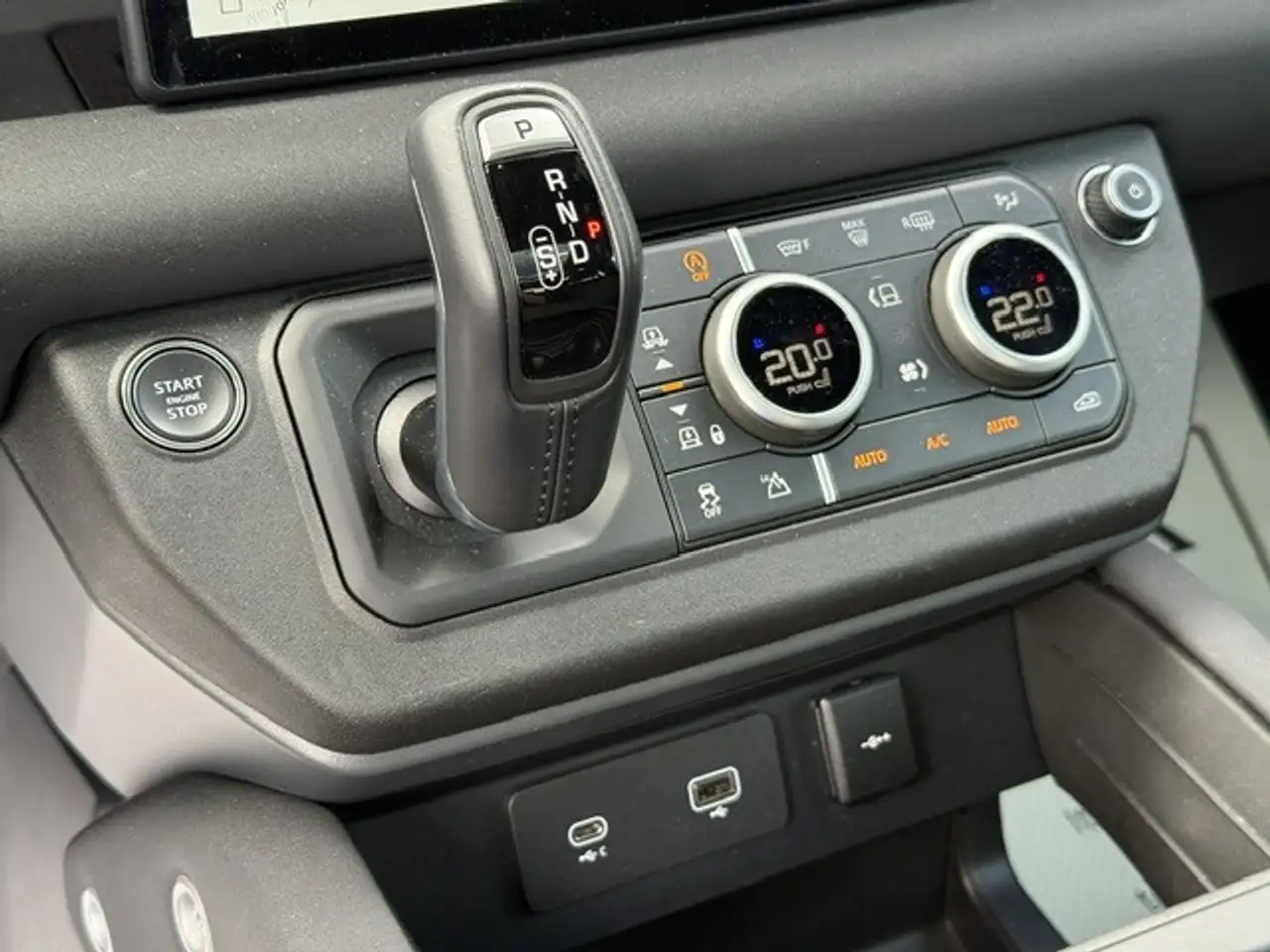 Land Rover Defender - Image 19