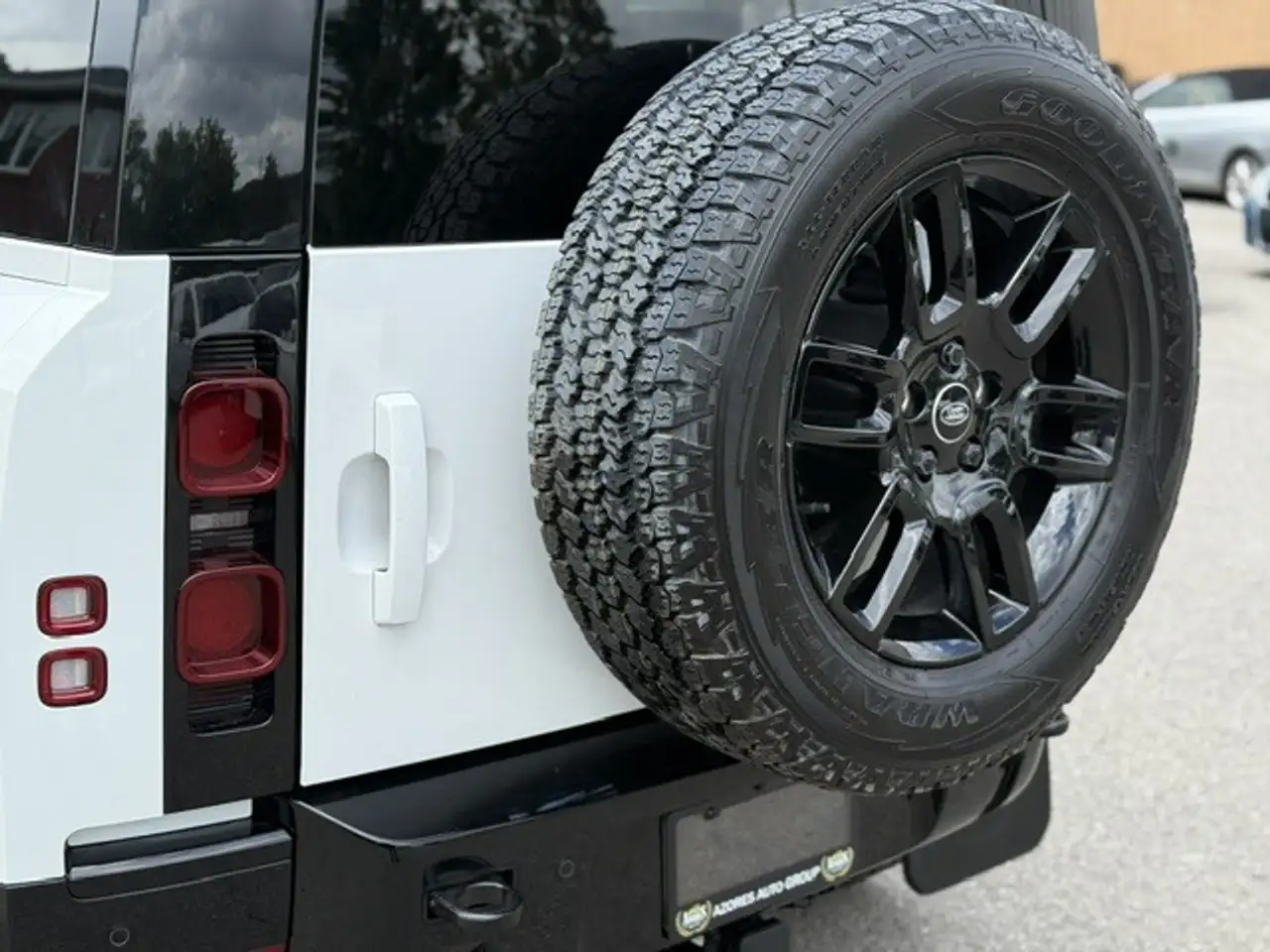 Land Rover Defender - Image 6