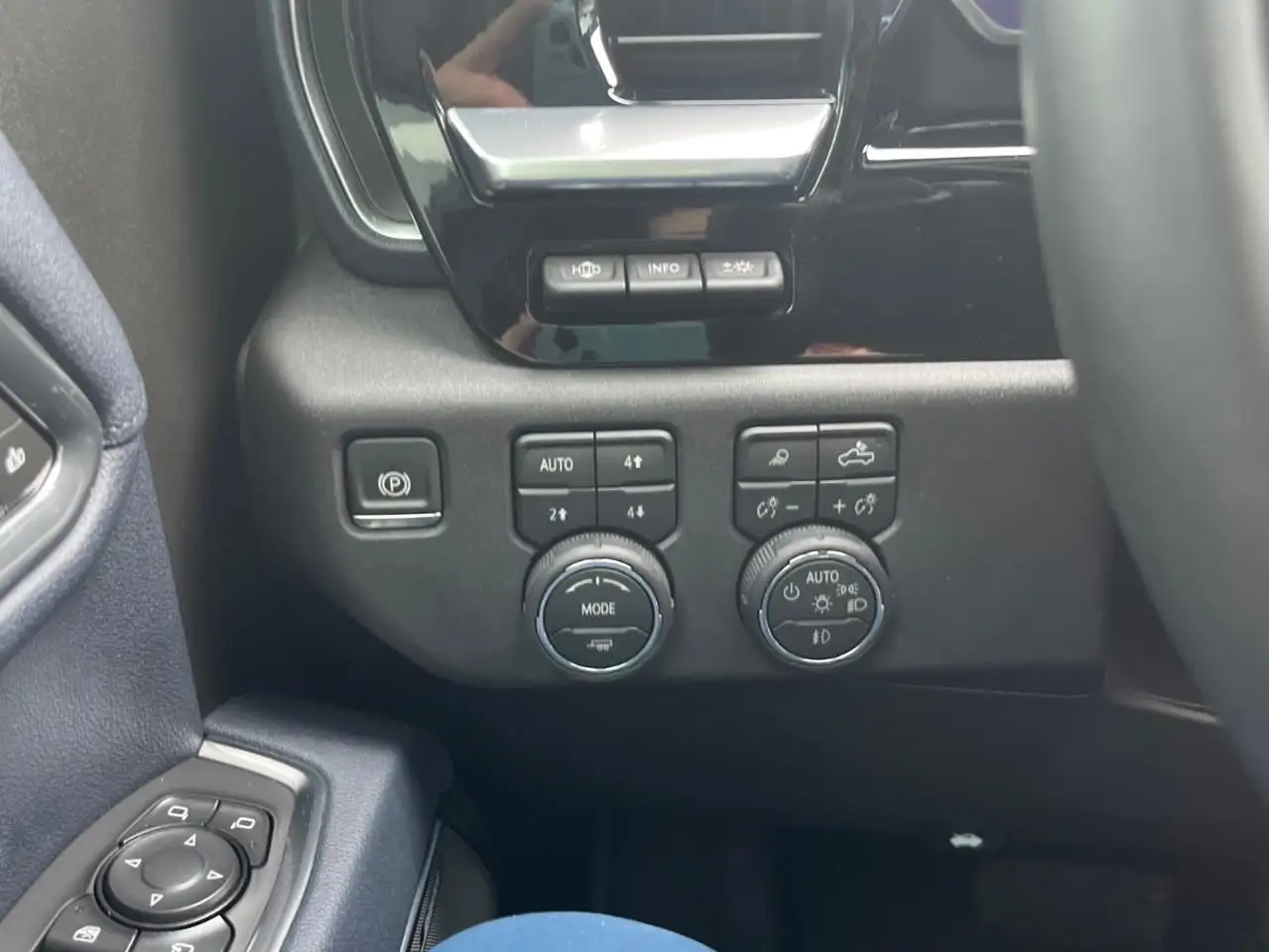 Chevrolet Silverado 1500 - Image 27