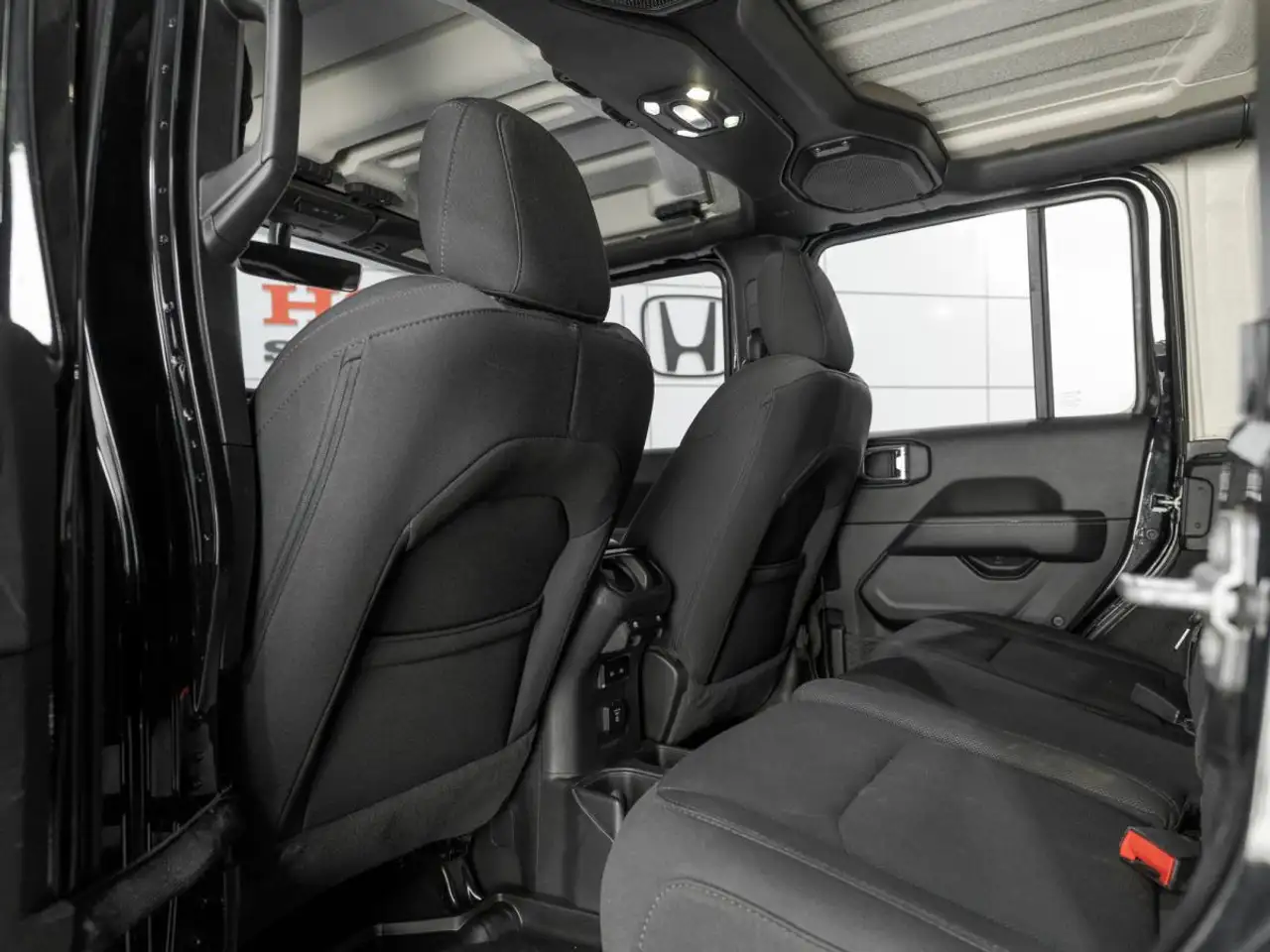 Jeep Wrangler - Image 34