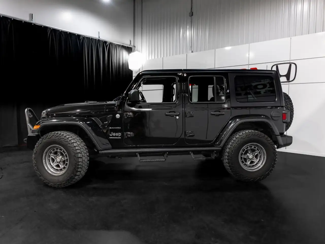 Jeep Wrangler - Image 13