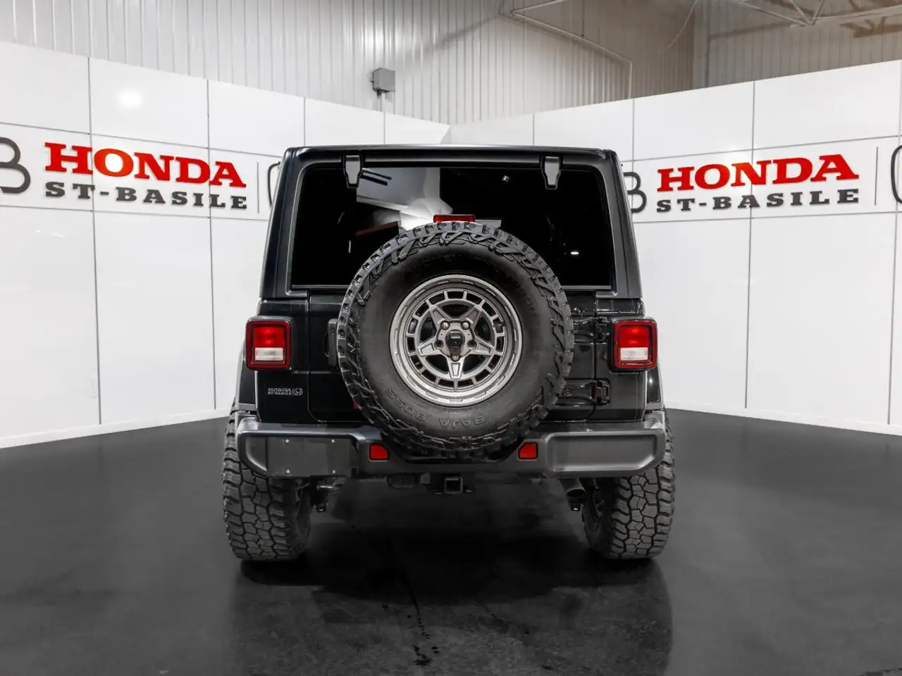 Jeep Wrangler - Image 11