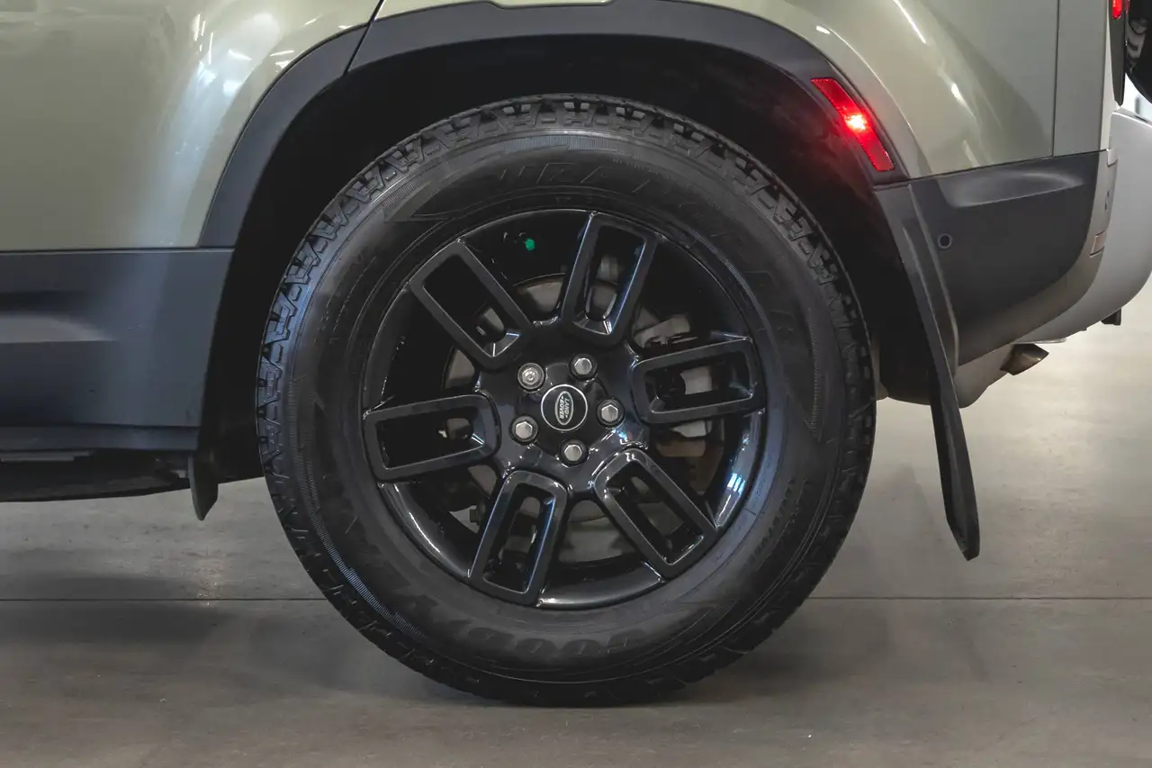 Land Rover Defender - Image 19