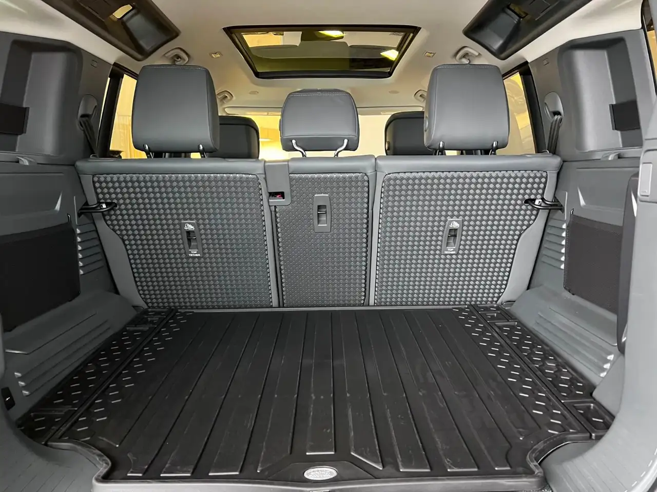Land Rover Defender - Image 8