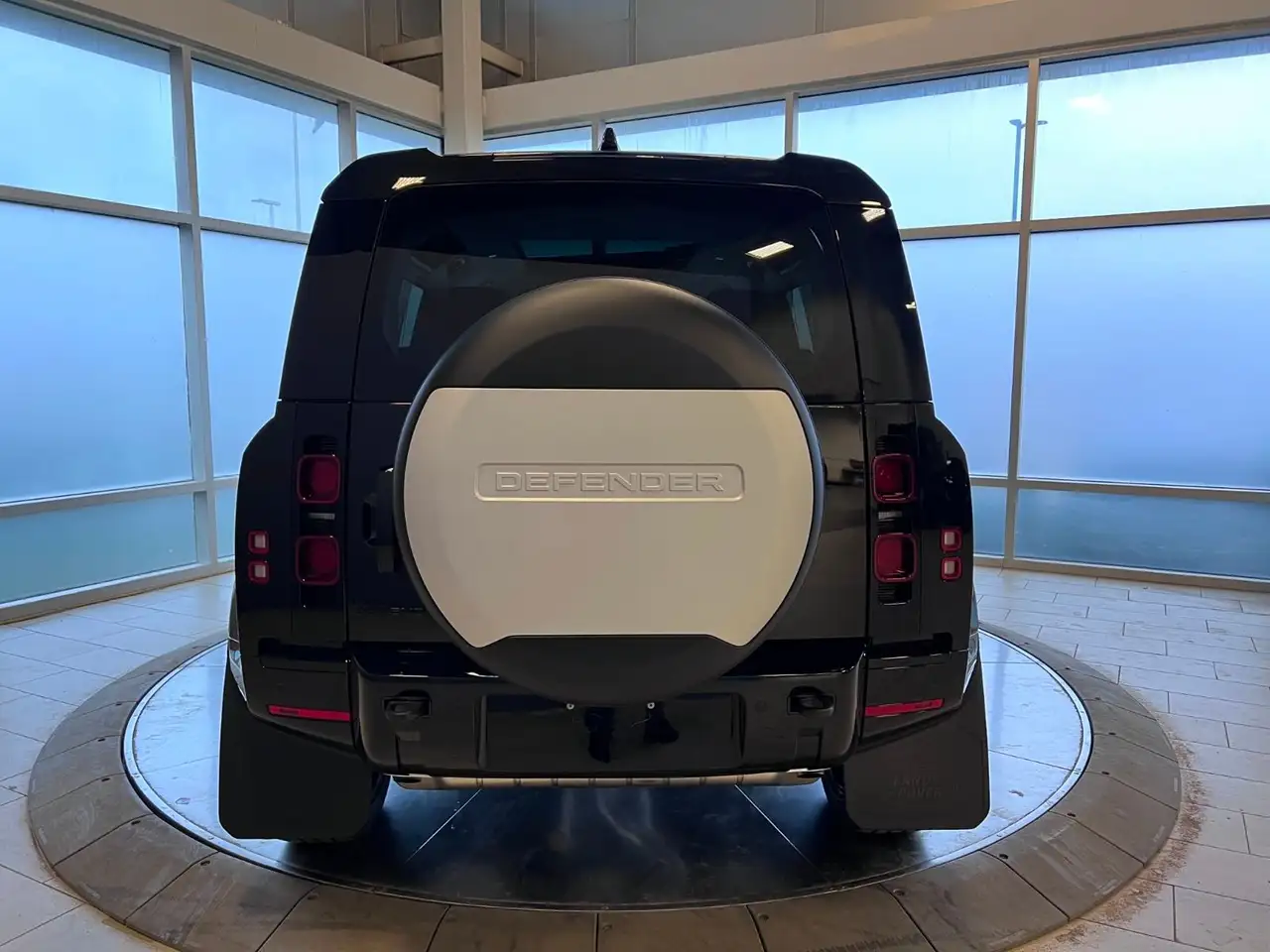 Land Rover Defender - Image 7